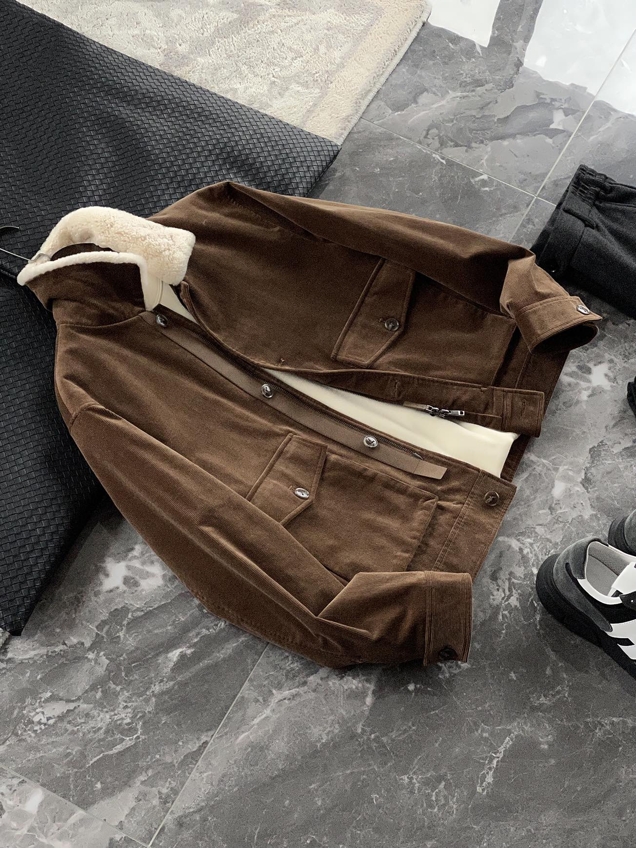 棉服 🆕-这件灯芯绒棉衣，把复古穿出了新味道 灯芯绒总让人想起老气横秋的旧时光？这款飞行员夹克彻底颠覆这