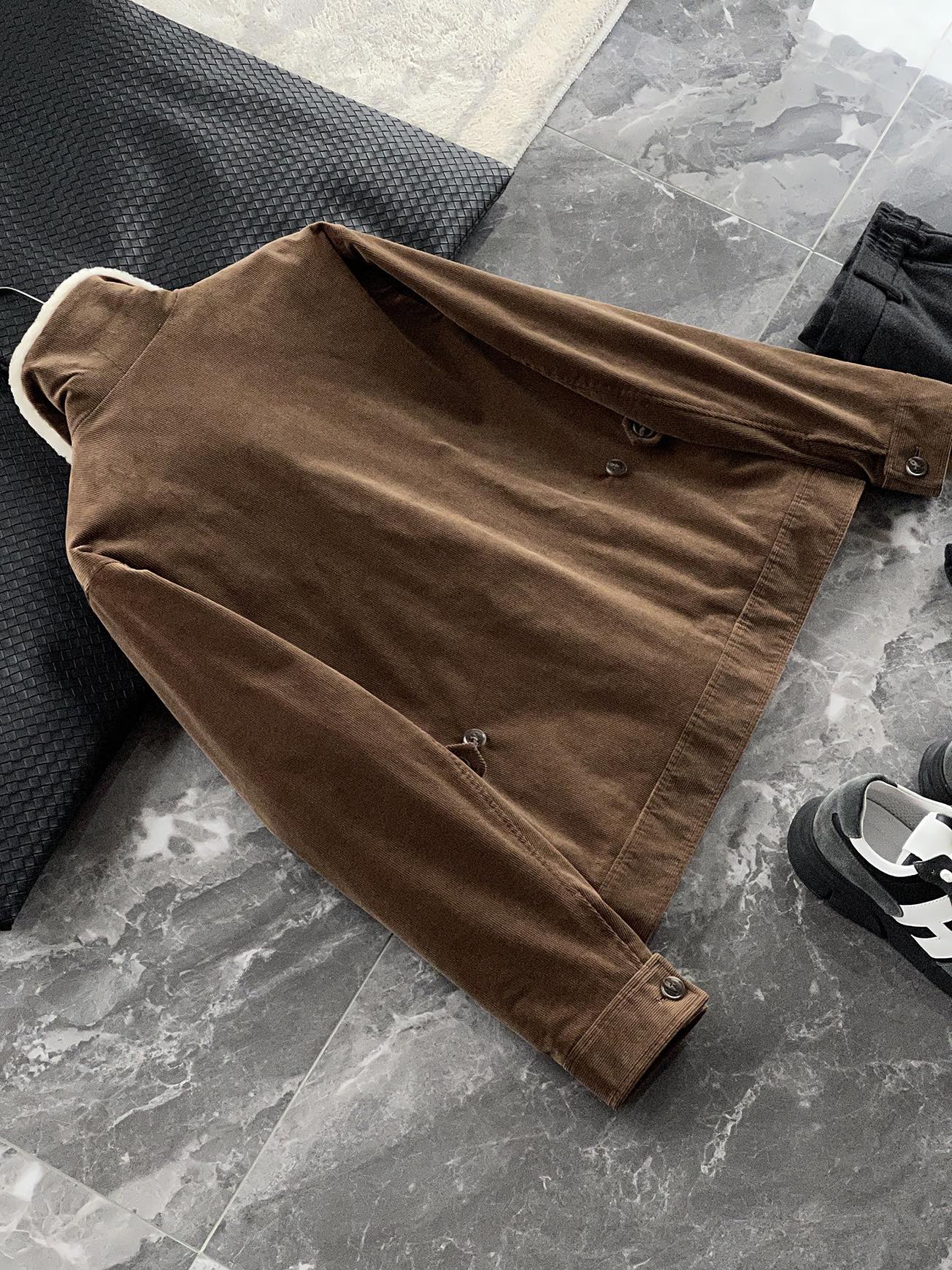 棉服 🆕-这件灯芯绒棉衣，把复古穿出了新味道 灯芯绒总让人想起老气横秋的旧时光？这款飞行员夹克彻底颠覆这