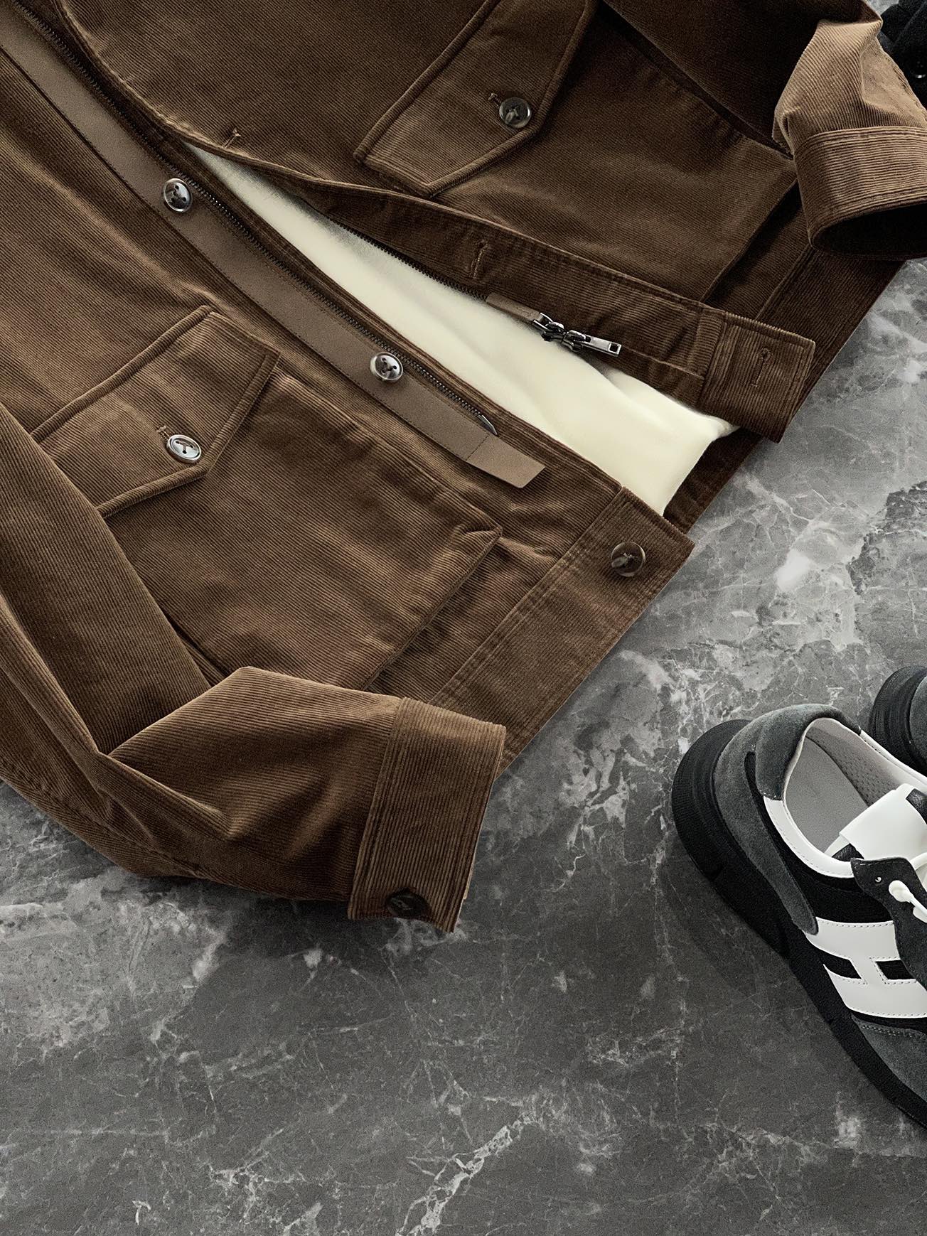 棉服 🆕-这件灯芯绒棉衣，把复古穿出了新味道 灯芯绒总让人想起老气横秋的旧时光？这款飞行员夹克彻底颠覆这