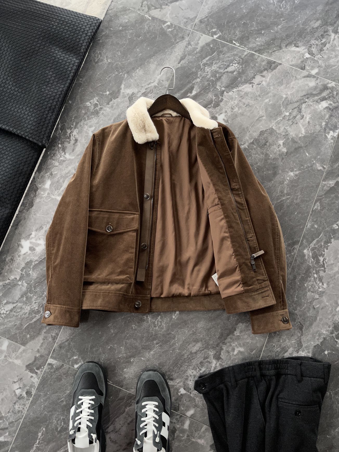 棉服 🆕-这件灯芯绒棉衣，把复古穿出了新味道 灯芯绒总让人想起老气横秋的旧时光？这款飞行员夹克彻底颠覆这