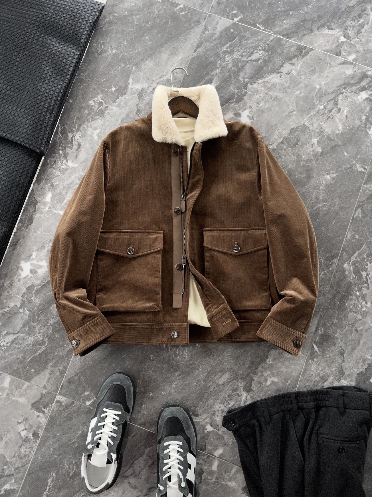 棉服 🆕-这件灯芯绒棉衣，把复古穿出了新味道 灯芯绒总让人想起老气横秋的旧时光？这款飞行员夹克彻底颠覆这