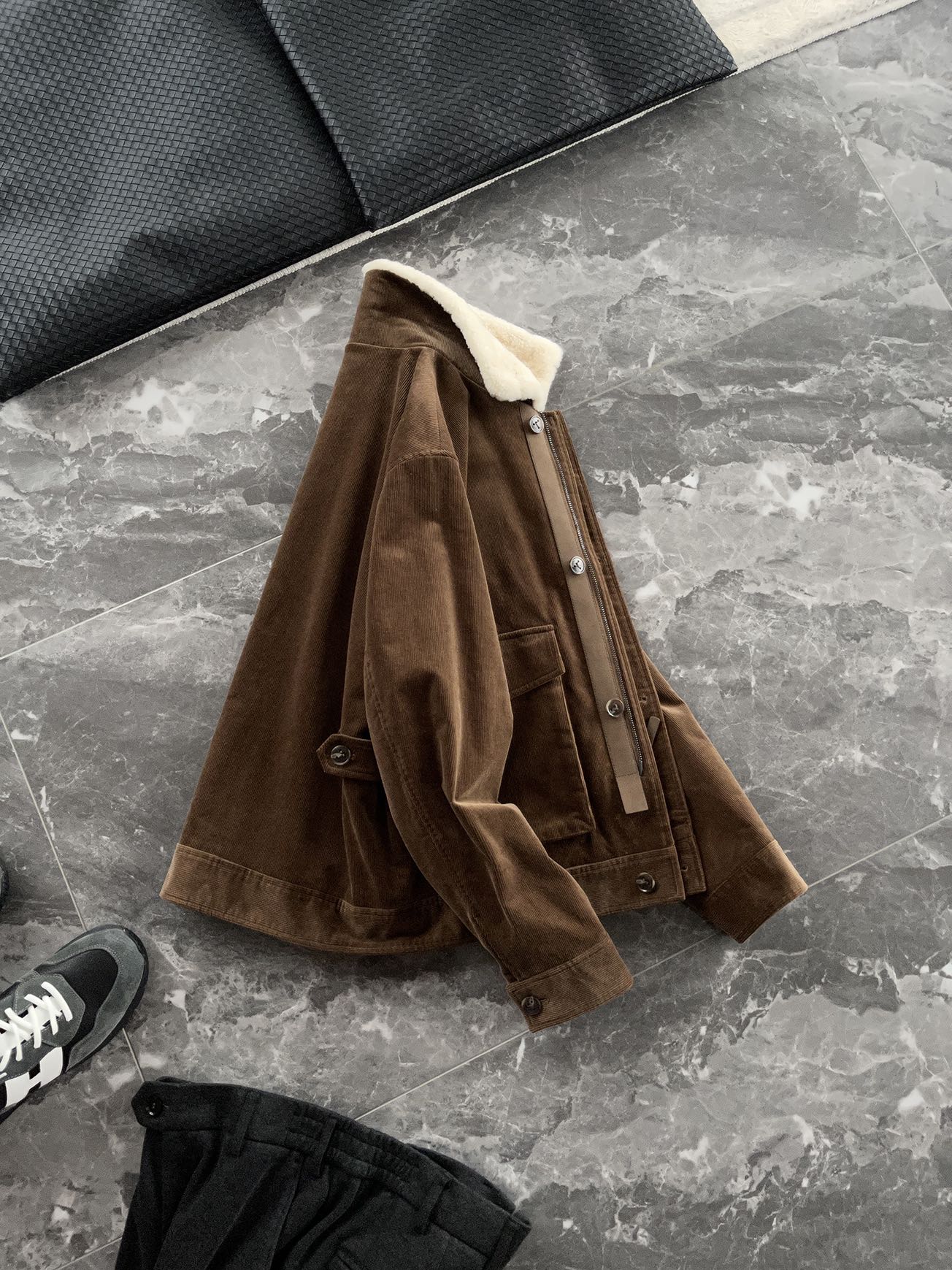 棉服 🆕-这件灯芯绒棉衣，把复古穿出了新味道 灯芯绒总让人想起老气横秋的旧时光？这款飞行员夹克彻底颠覆这