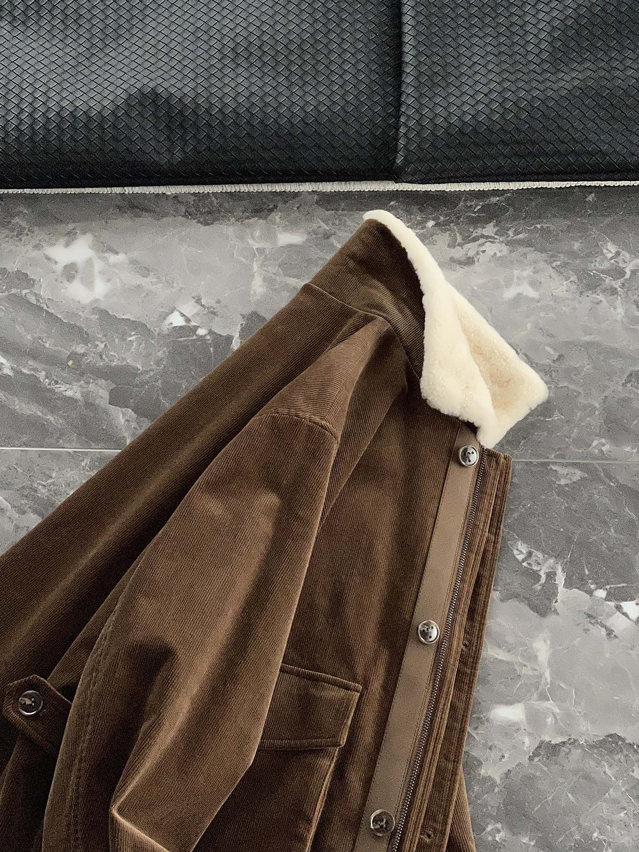 棉服 🆕-这件灯芯绒棉衣，把复古穿出了新味道 灯芯绒总让人想起老气横秋的旧时光？这款飞行员夹克彻底颠覆这