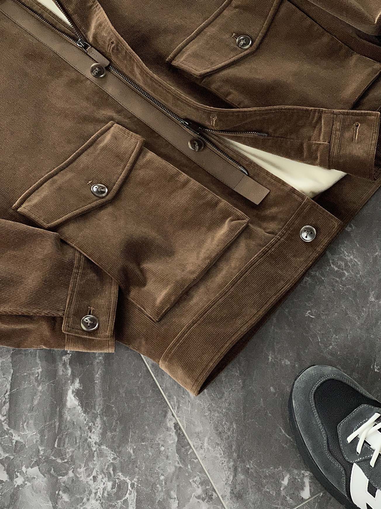 棉服 🆕-这件灯芯绒棉衣，把复古穿出了新味道 灯芯绒总让人想起老气横秋的旧时光？这款飞行员夹克彻底颠覆这