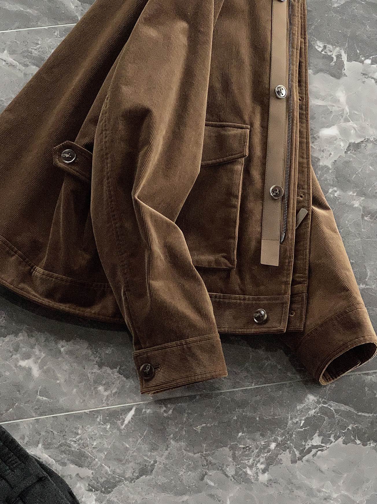 棉服 🆕-这件灯芯绒棉衣，把复古穿出了新味道 灯芯绒总让人想起老气横秋的旧时光？这款飞行员夹克彻底颠覆这