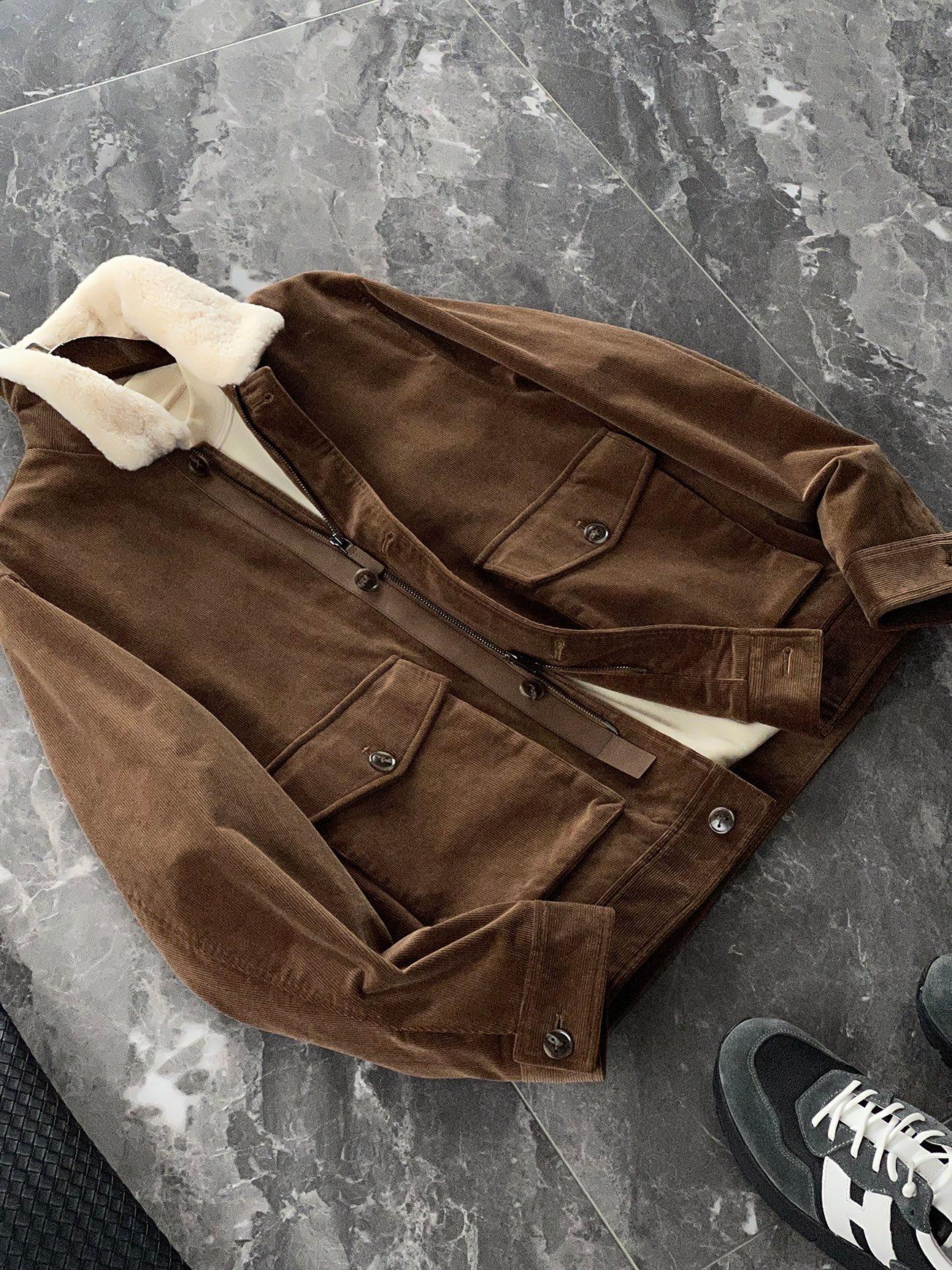 棉服 🆕-这件灯芯绒棉衣，把复古穿出了新味道 灯芯绒总让人想起老气横秋的旧时光？这款飞行员夹克彻底颠覆这