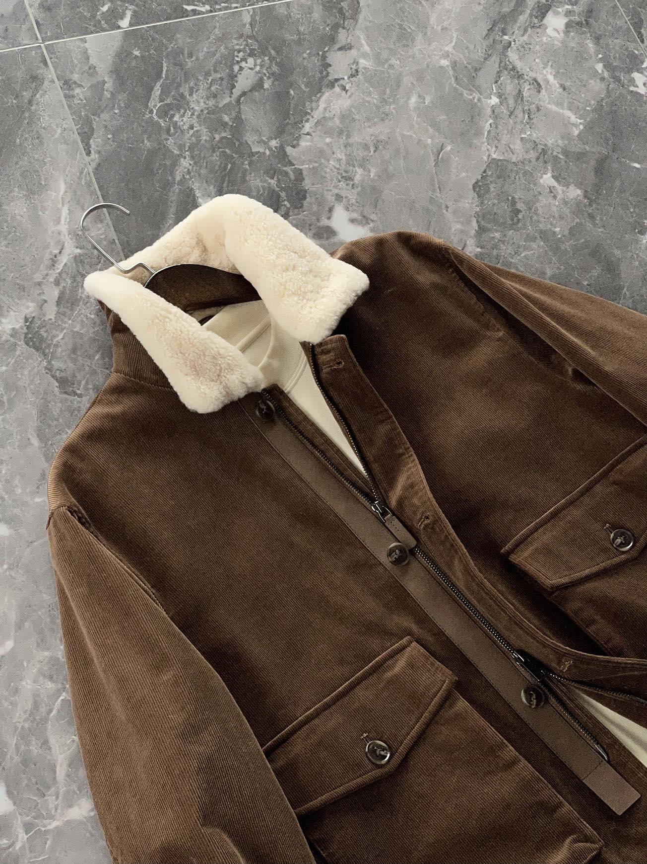 棉服 🆕-这件灯芯绒棉衣，把复古穿出了新味道 灯芯绒总让人想起老气横秋的旧时光？这款飞行员夹克彻底颠覆这