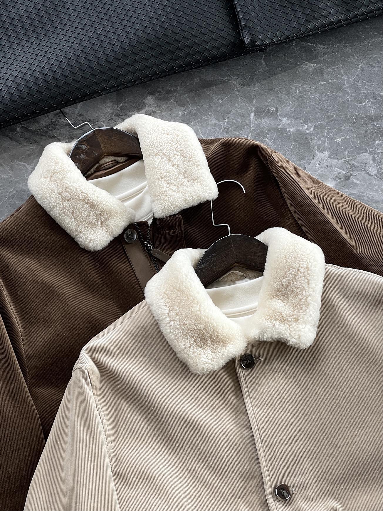 棉服 🆕-这件灯芯绒棉衣，把复古穿出了新味道 灯芯绒总让人想起老气横秋的旧时光？这款飞行员夹克彻底颠覆这