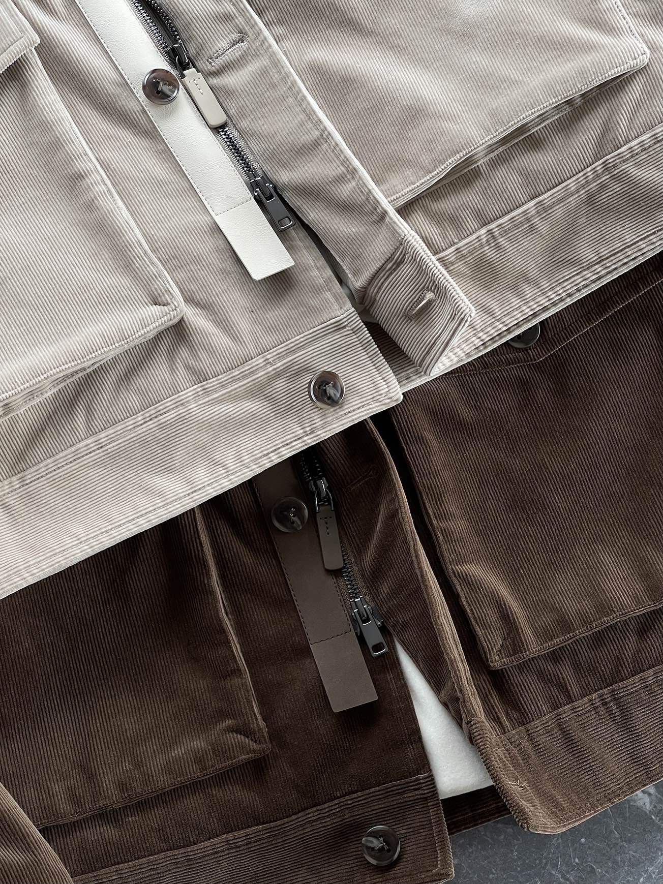 棉服 🆕-这件灯芯绒棉衣，把复古穿出了新味道 灯芯绒总让人想起老气横秋的旧时光？这款飞行员夹克彻底颠覆这