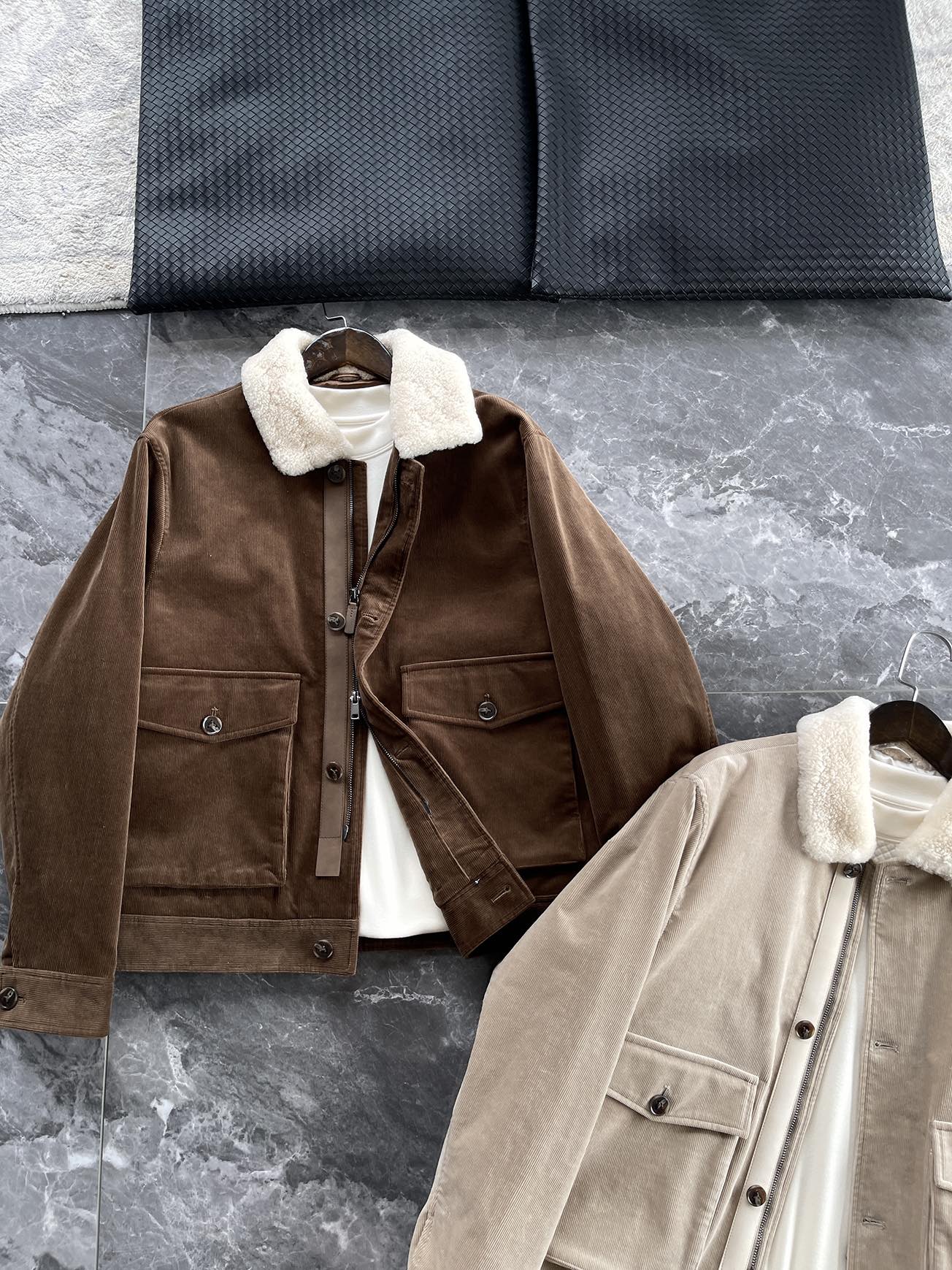 棉服 🆕-这件灯芯绒棉衣，把复古穿出了新味道 灯芯绒总让人想起老气横秋的旧时光？这款飞行员夹克彻底颠覆这