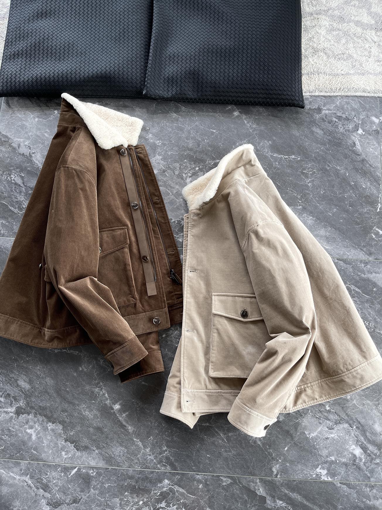 棉服 🆕-这件灯芯绒棉衣，把复古穿出了新味道 灯芯绒总让人想起老气横秋的旧时光？这款飞行员夹克彻底颠覆这