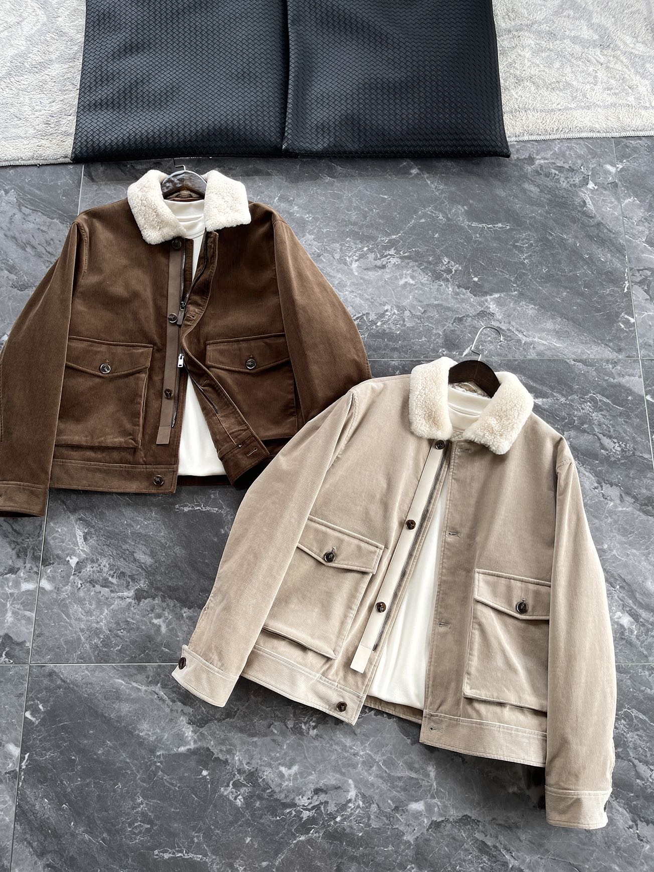 棉服 🆕-这件灯芯绒棉衣，把复古穿出了新味道 灯芯绒总让人想起老气横秋的旧时光？这款飞行员夹克彻底颠覆这