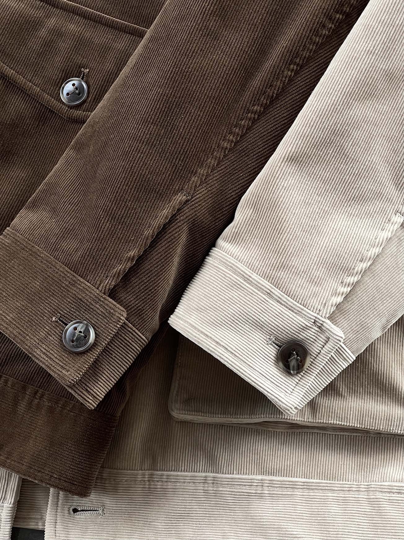 棉服 🆕-这件灯芯绒棉衣，把复古穿出了新味道 灯芯绒总让人想起老气横秋的旧时光？这款飞行员夹克彻底颠覆这