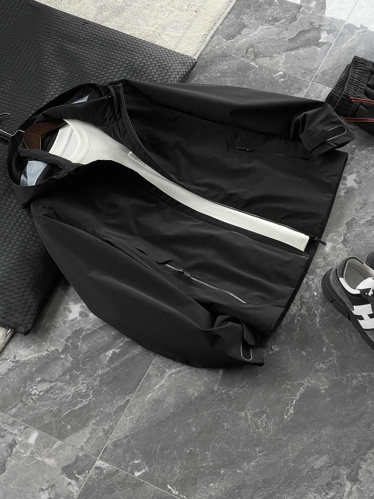 棉服 🆕-这件两件套棉衣，把户外智慧穿进了日常生活 当87.7%锦纶与12.3%氨纶织出四面弹面料，这件