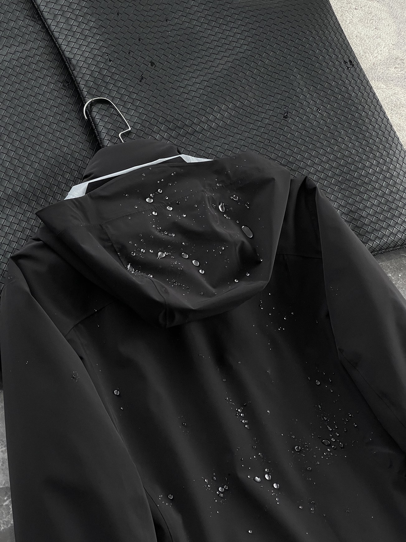 棉服 🆕-这件两件套棉衣，把户外智慧穿进了日常生活 当87.7%锦纶与12.3%氨纶织出四面弹面料，这件