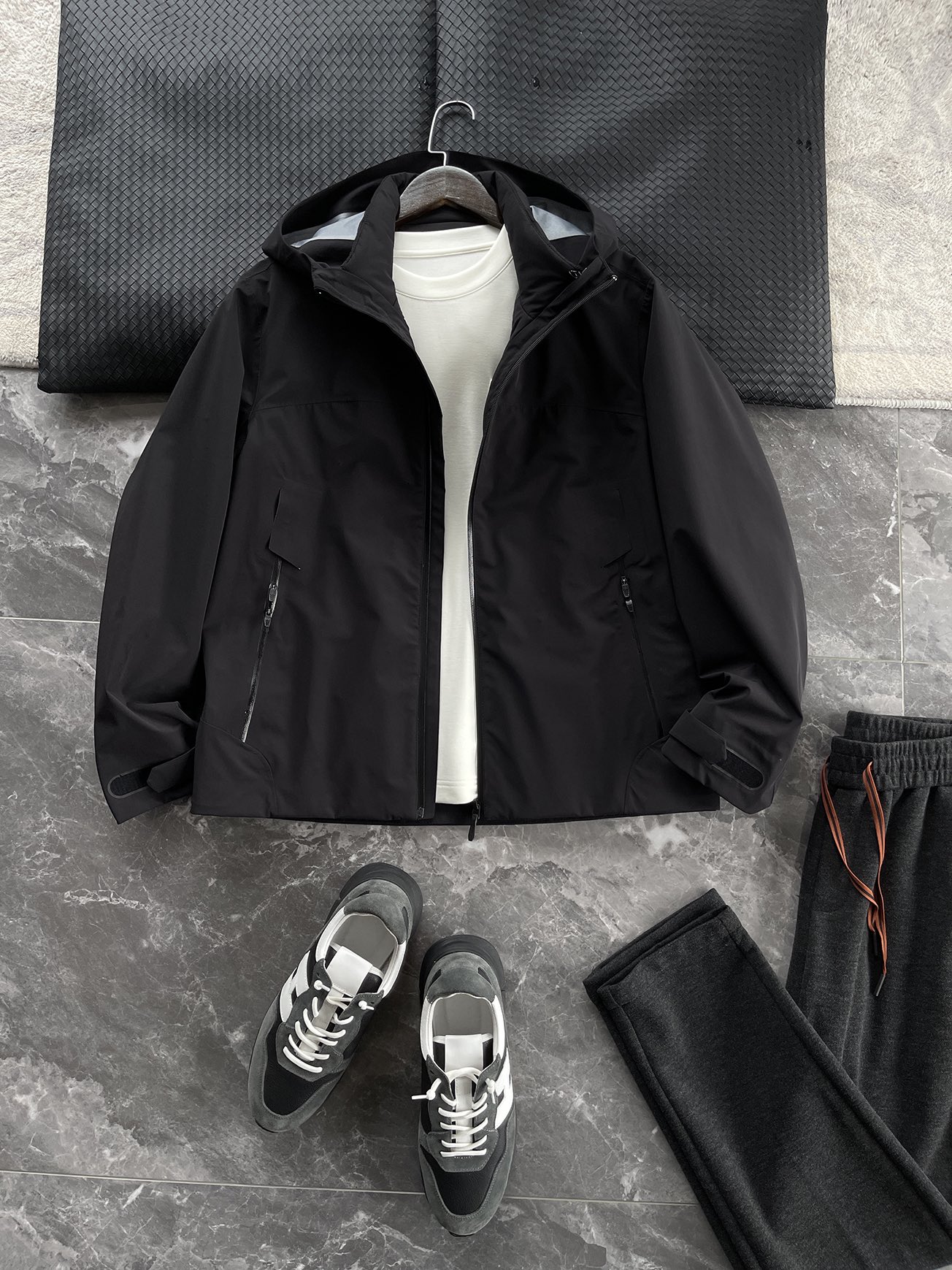 棉服 🆕-这件两件套棉衣，把户外智慧穿进了日常生活 当87.7%锦纶与12.3%氨纶织出四面弹面料，这件