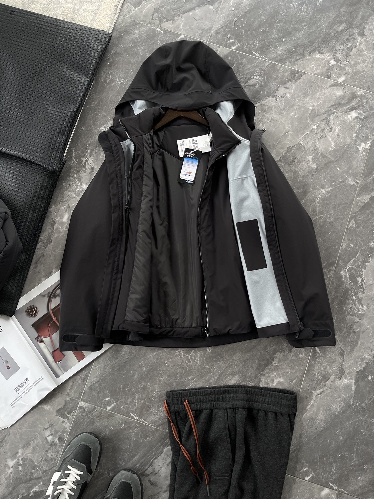棉服 🆕-这件两件套棉衣，把户外智慧穿进了日常生活 当87.7%锦纶与12.3%氨纶织出四面弹面料，这件