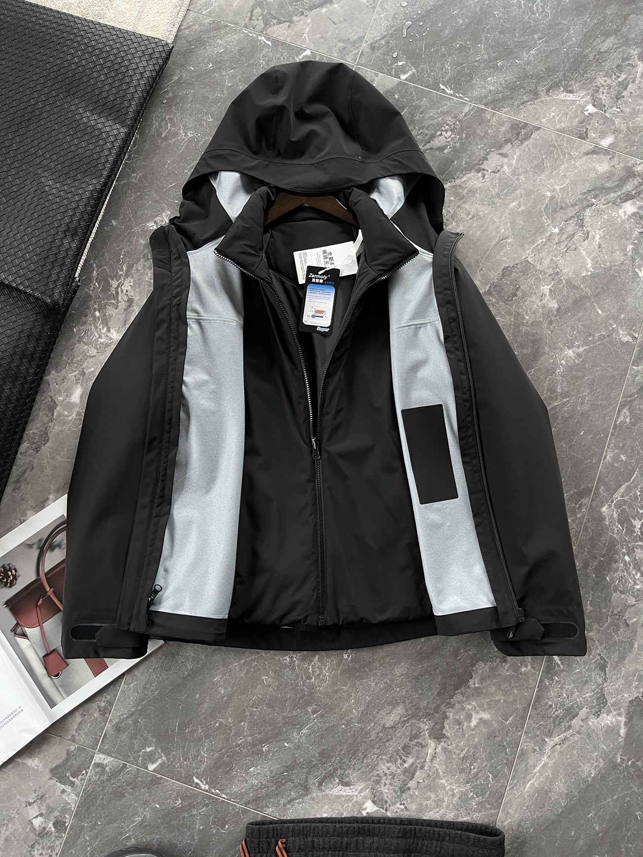 棉服 🆕-这件两件套棉衣，把户外智慧穿进了日常生活 当87.7%锦纶与12.3%氨纶织出四面弹面料，这件