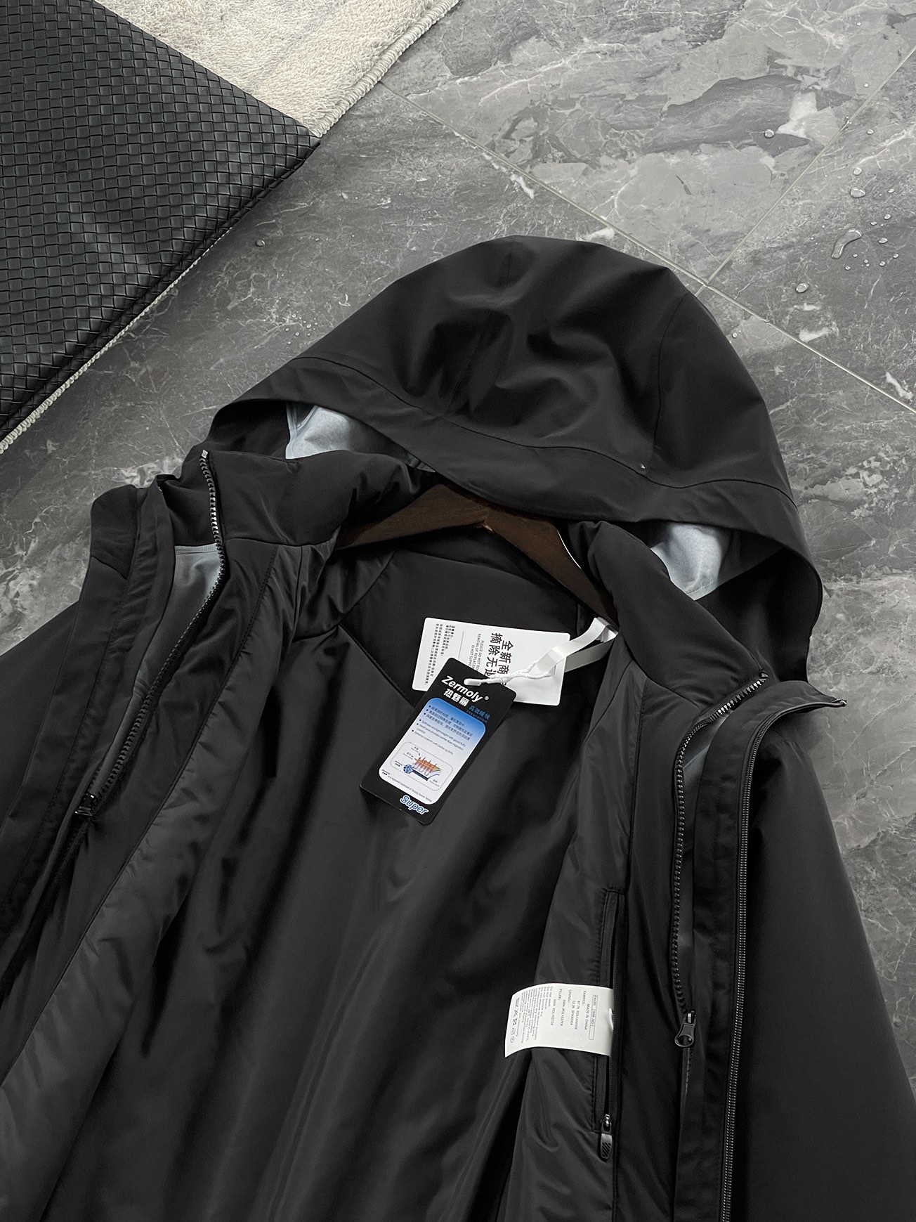 棉服 🆕-这件两件套棉衣，把户外智慧穿进了日常生活 当87.7%锦纶与12.3%氨纶织出四面弹面料，这件