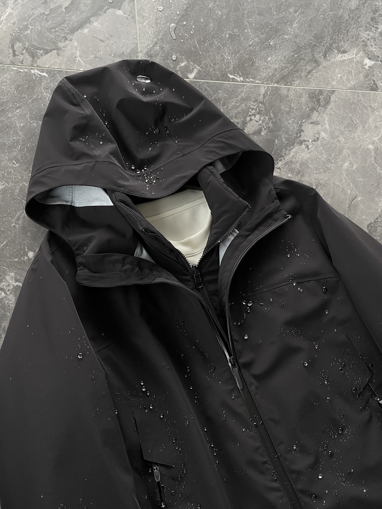 棉服 🆕-这件两件套棉衣，把户外智慧穿进了日常生活 当87.7%锦纶与12.3%氨纶织出四面弹面料，这件