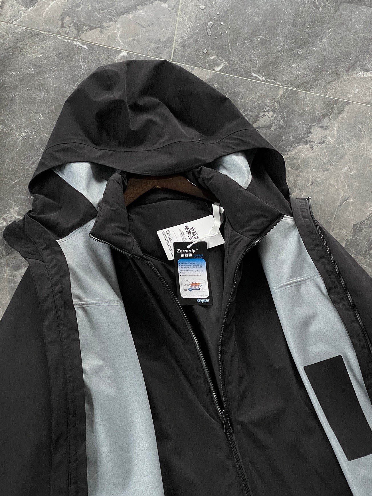 棉服 🆕-这件两件套棉衣，把户外智慧穿进了日常生活 当87.7%锦纶与12.3%氨纶织出四面弹面料，这件