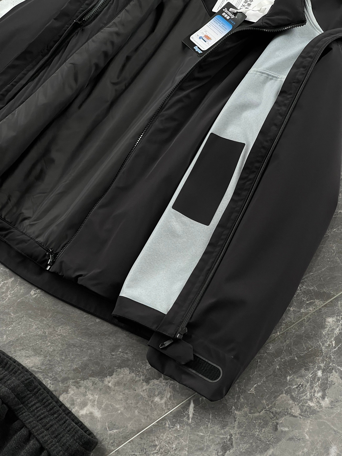 棉服 🆕-这件两件套棉衣，把户外智慧穿进了日常生活 当87.7%锦纶与12.3%氨纶织出四面弹面料，这件