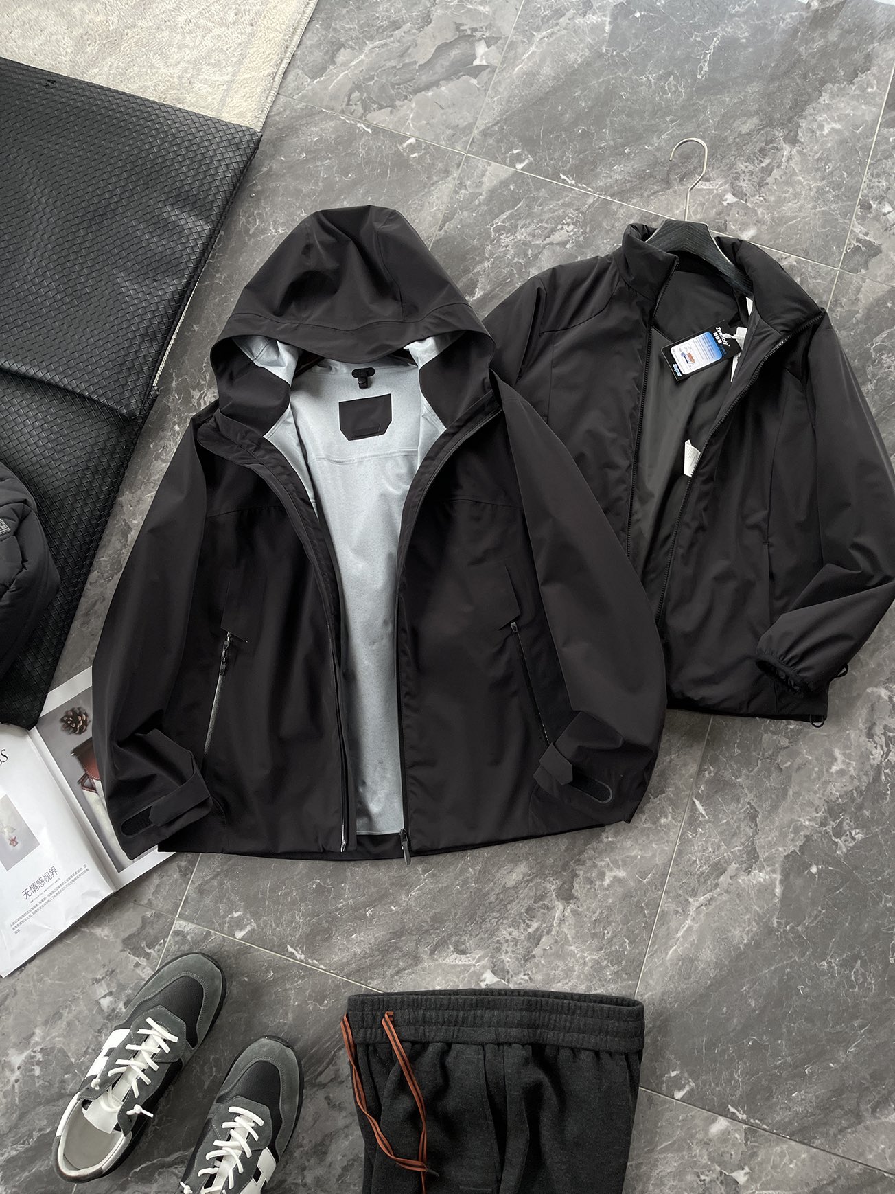 棉服 🆕-这件两件套棉衣，把户外智慧穿进了日常生活 当87.7%锦纶与12.3%氨纶织出四面弹面料，这件