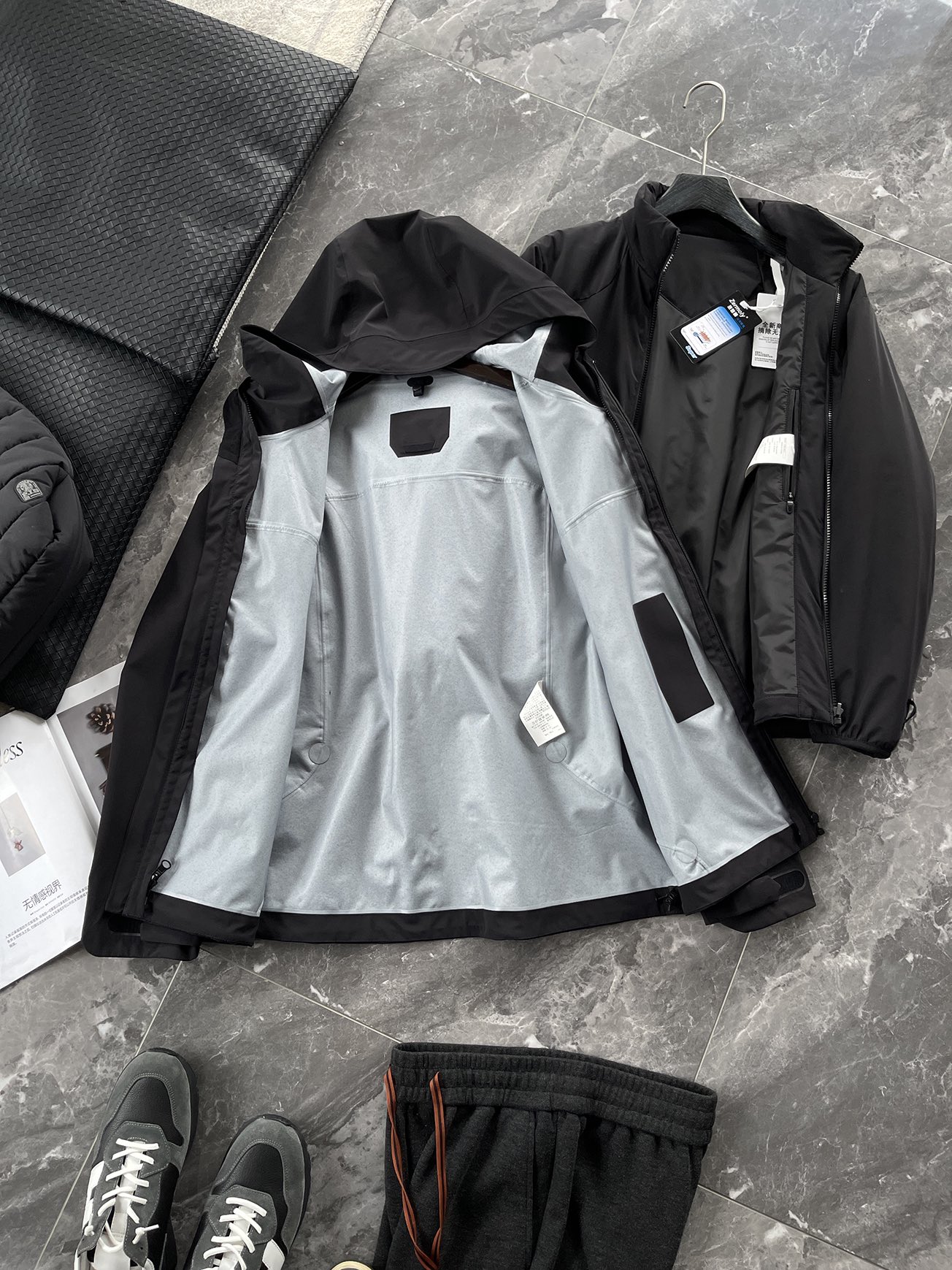 棉服 🆕-这件两件套棉衣，把户外智慧穿进了日常生活 当87.7%锦纶与12.3%氨纶织出四面弹面料，这件