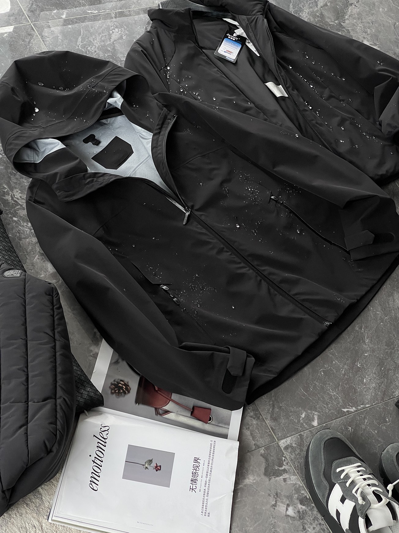 棉服 🆕-这件两件套棉衣，把户外智慧穿进了日常生活 当87.7%锦纶与12.3%氨纶织出四面弹面料，这件