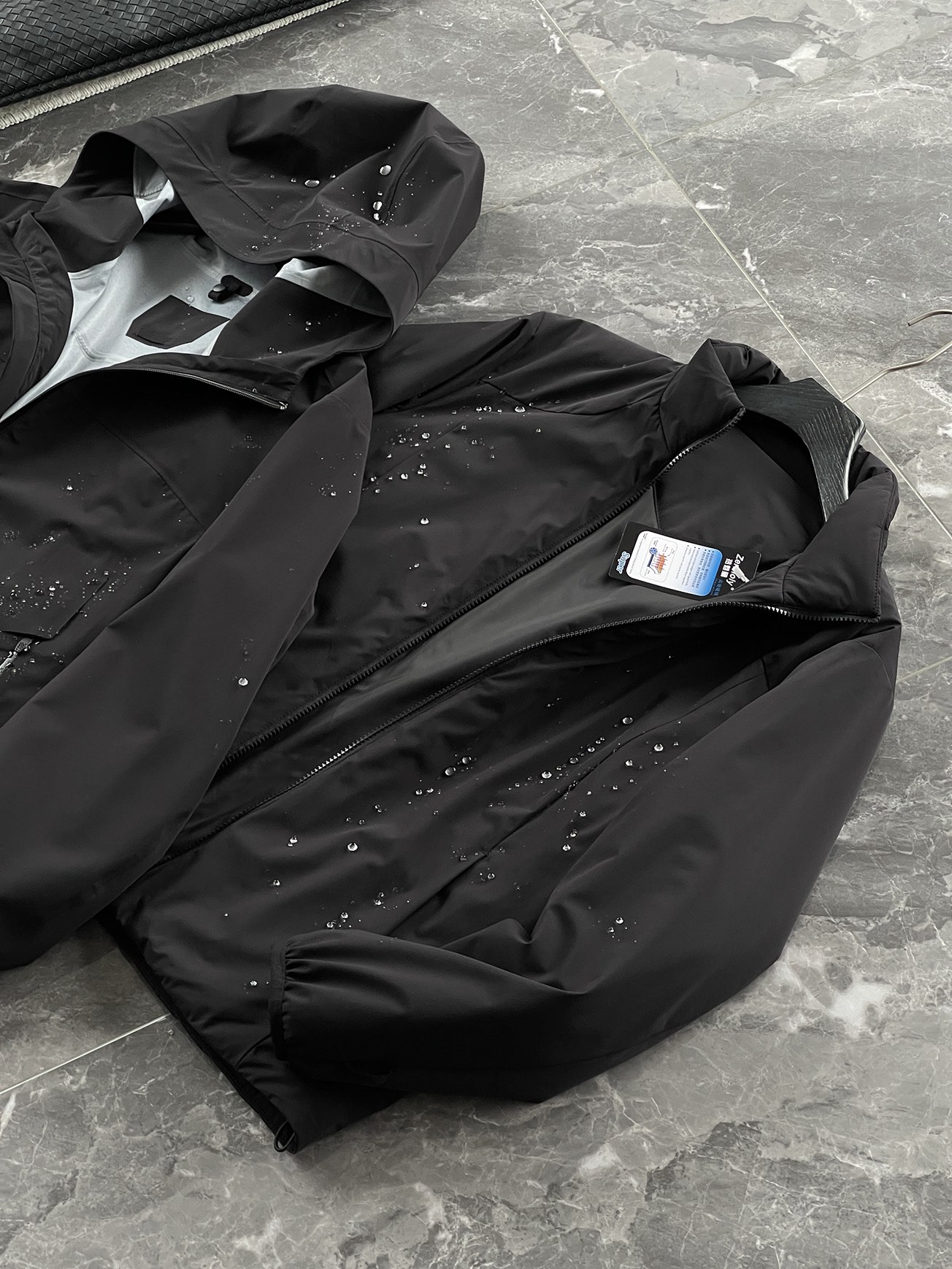 棉服 🆕-这件两件套棉衣，把户外智慧穿进了日常生活 当87.7%锦纶与12.3%氨纶织出四面弹面料，这件