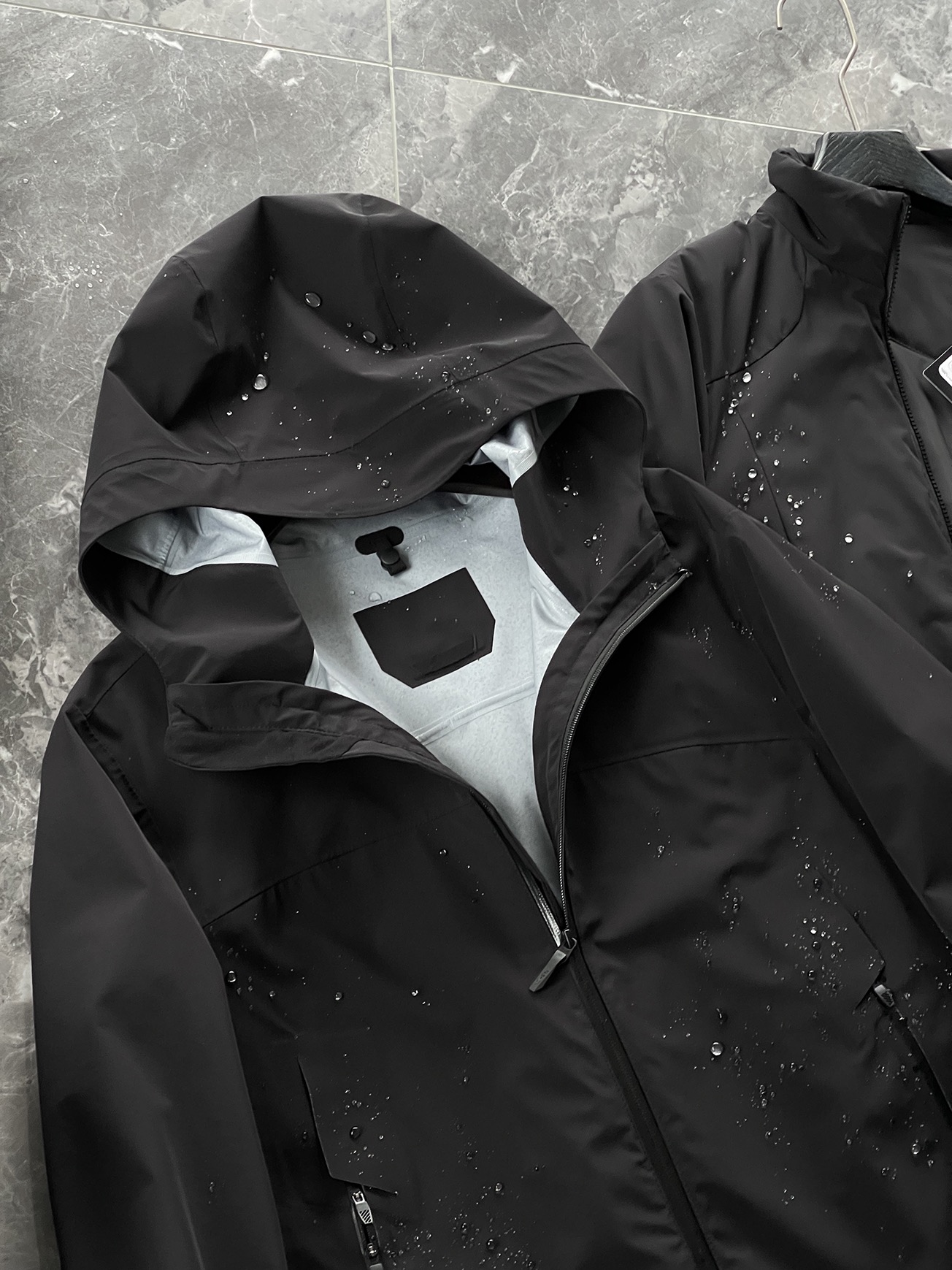 棉服 🆕-这件两件套棉衣，把户外智慧穿进了日常生活 当87.7%锦纶与12.3%氨纶织出四面弹面料，这件