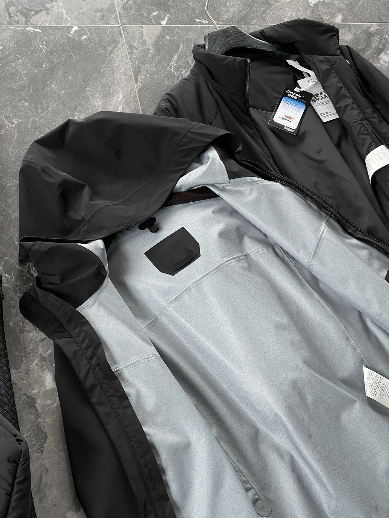 棉服 🆕-这件两件套棉衣，把户外智慧穿进了日常生活 当87.7%锦纶与12.3%氨纶织出四面弹面料，这件