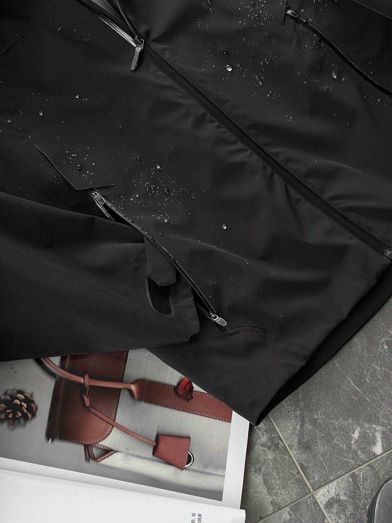 棉服 🆕-这件两件套棉衣，把户外智慧穿进了日常生活 当87.7%锦纶与12.3%氨纶织出四面弹面料，这件