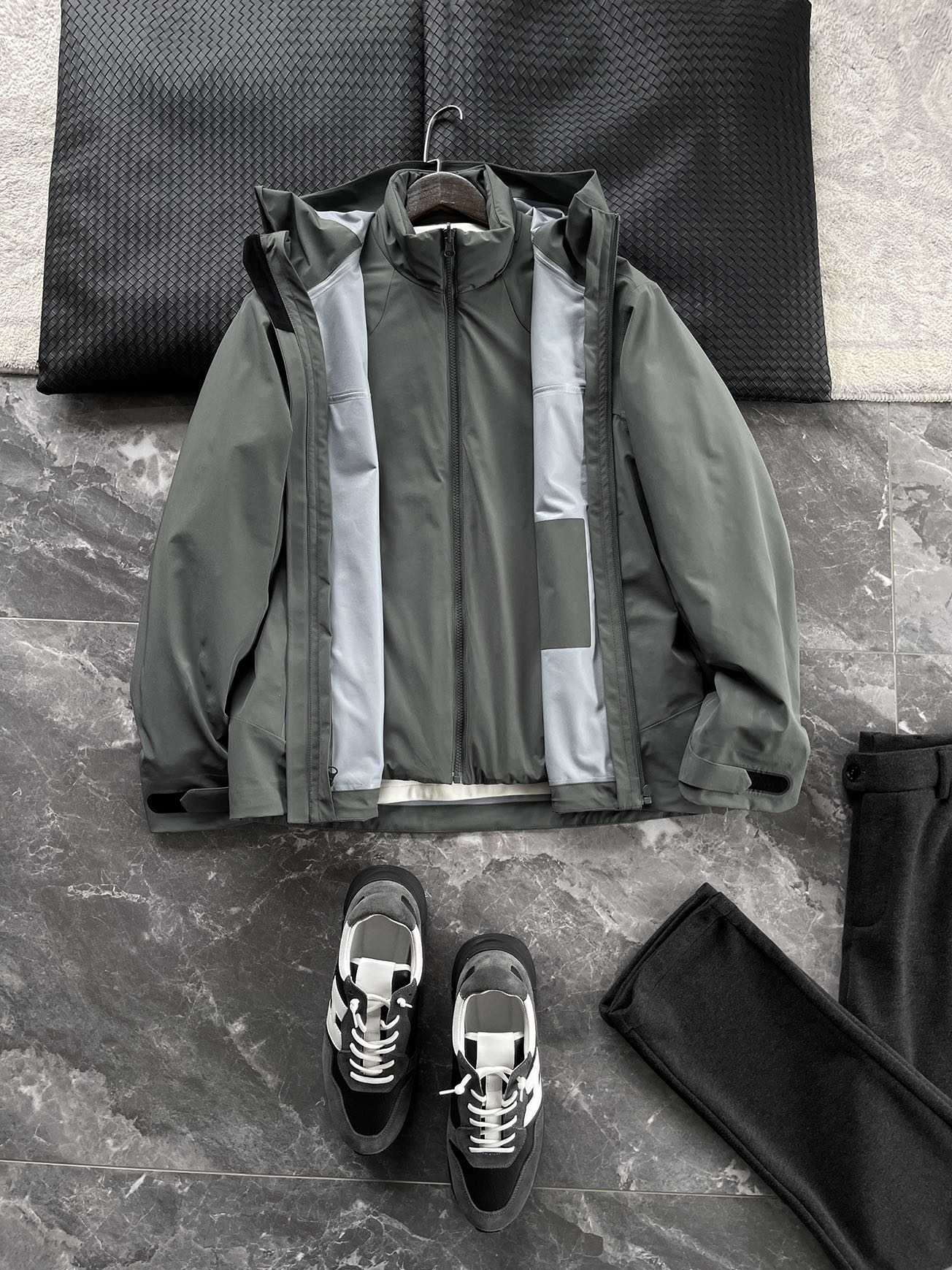 棉服 🆕-这件两件套棉衣，把户外智慧穿进了日常生活 当87.7%锦纶与12.3%氨纶织出四面弹面料，这件