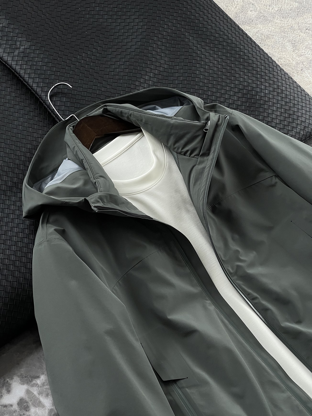 棉服 🆕-这件两件套棉衣，把户外智慧穿进了日常生活 当87.7%锦纶与12.3%氨纶织出四面弹面料，这件