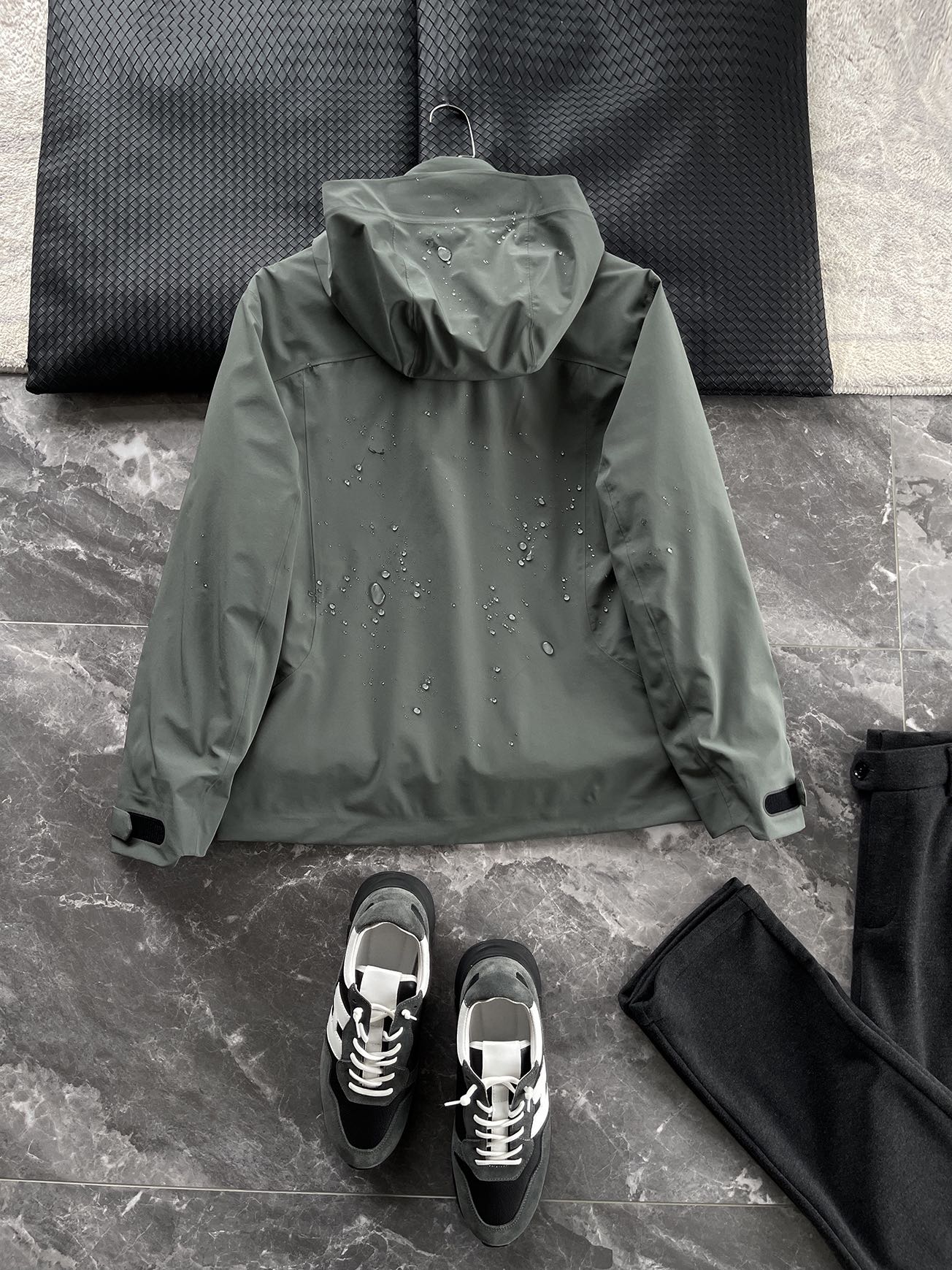 棉服 🆕-这件两件套棉衣，把户外智慧穿进了日常生活 当87.7%锦纶与12.3%氨纶织出四面弹面料，这件