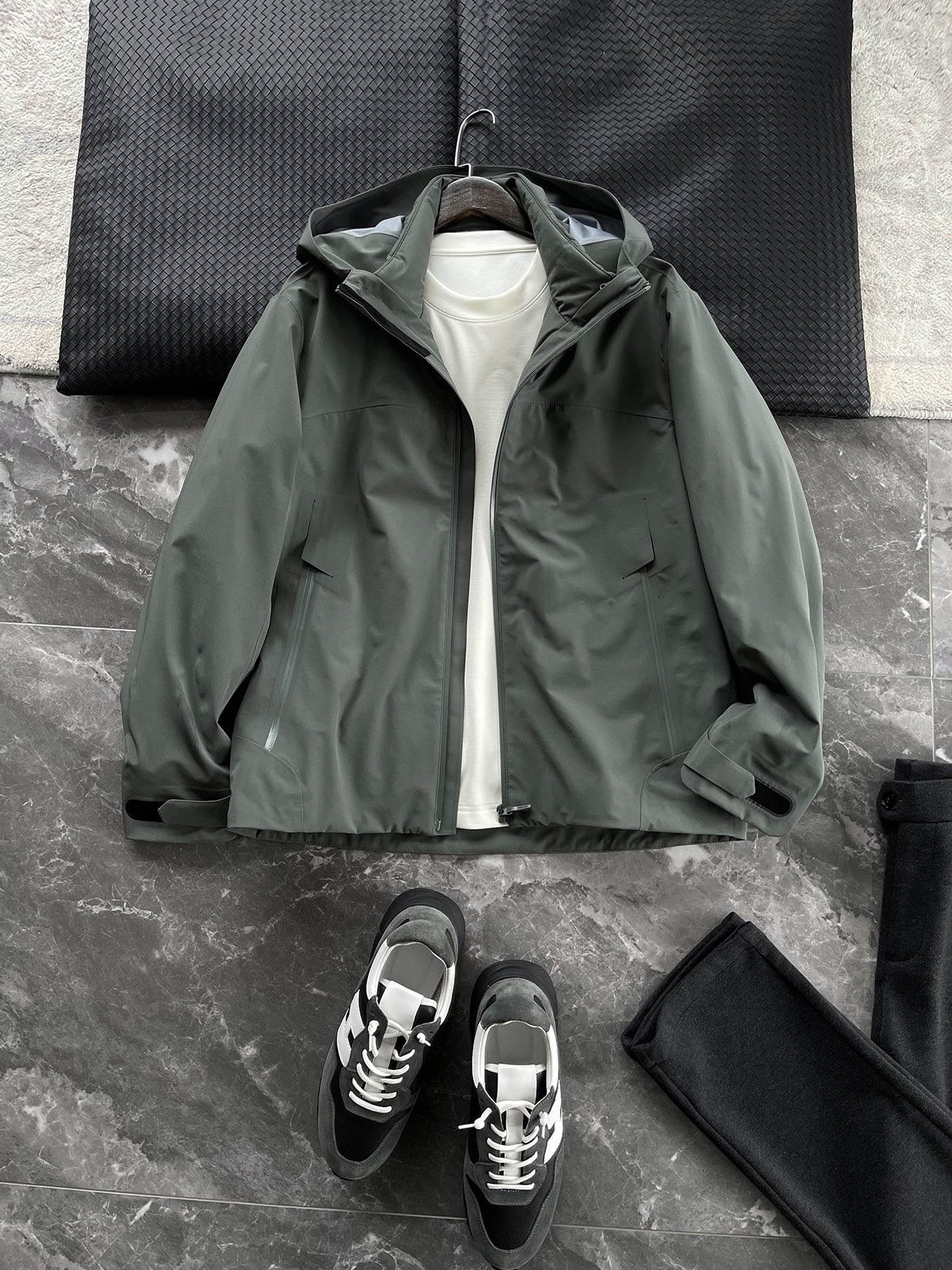 棉服 🆕-这件两件套棉衣，把户外智慧穿进了日常生活 当87.7%锦纶与12.3%氨纶织出四面弹面料，这件