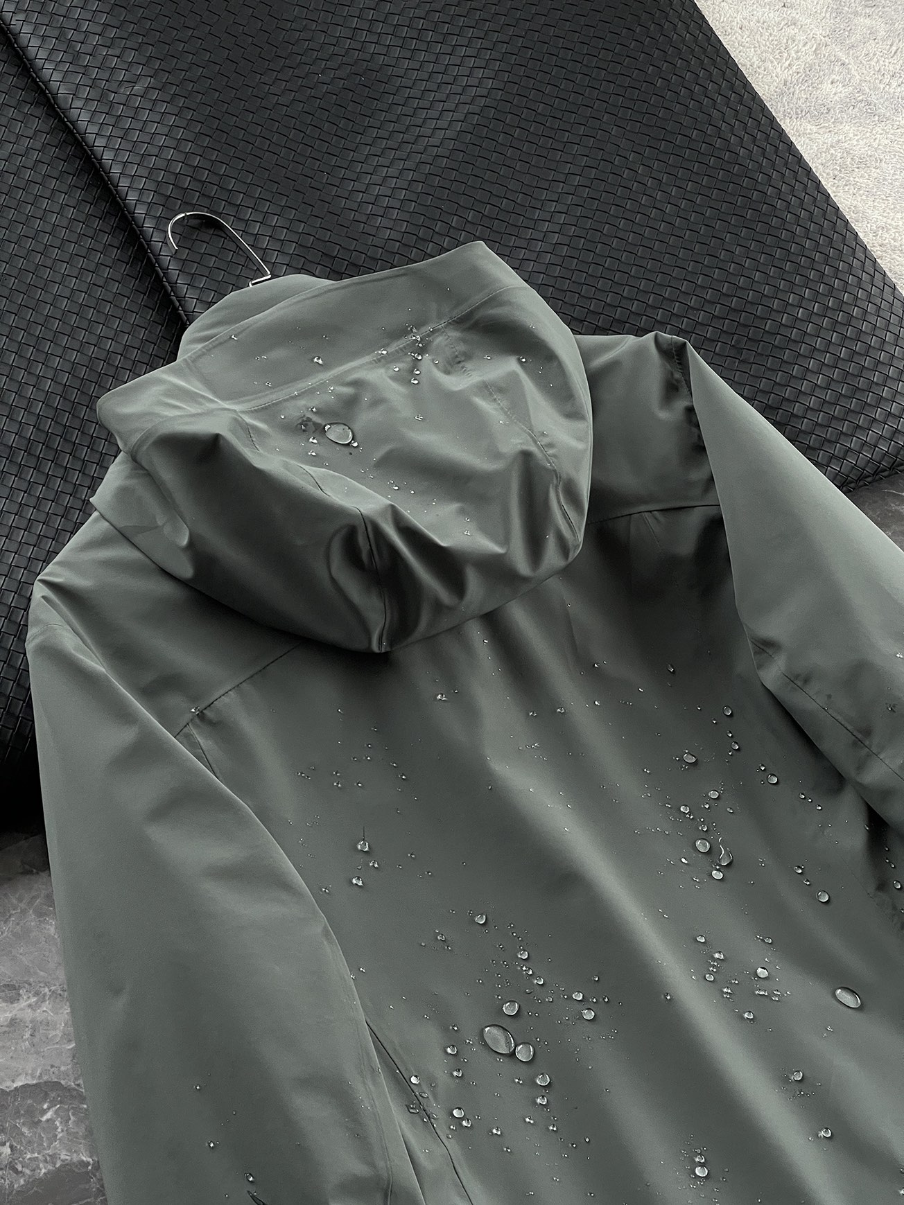 棉服 🆕-这件两件套棉衣，把户外智慧穿进了日常生活 当87.7%锦纶与12.3%氨纶织出四面弹面料，这件