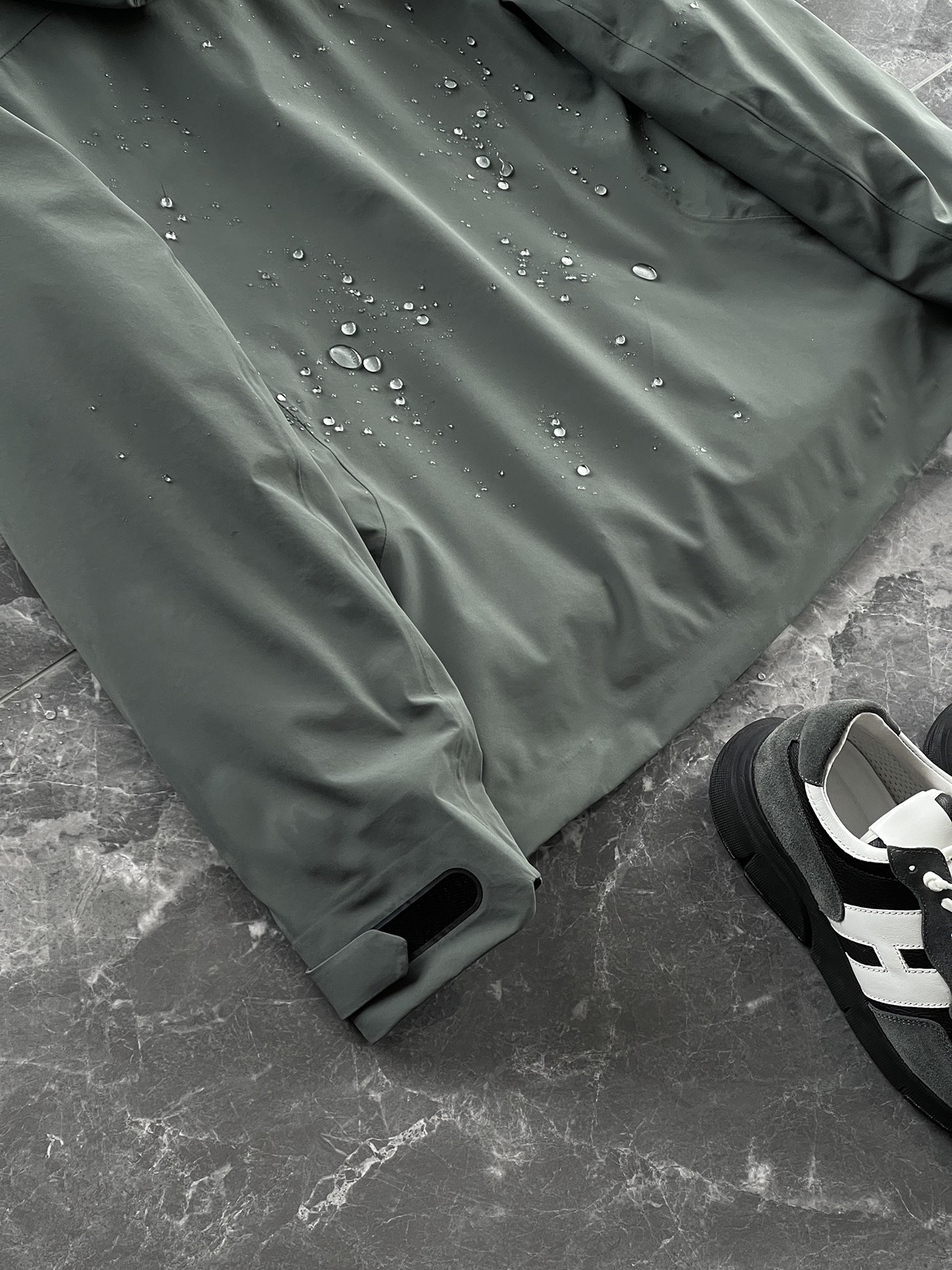 棉服 🆕-这件两件套棉衣，把户外智慧穿进了日常生活 当87.7%锦纶与12.3%氨纶织出四面弹面料，这件