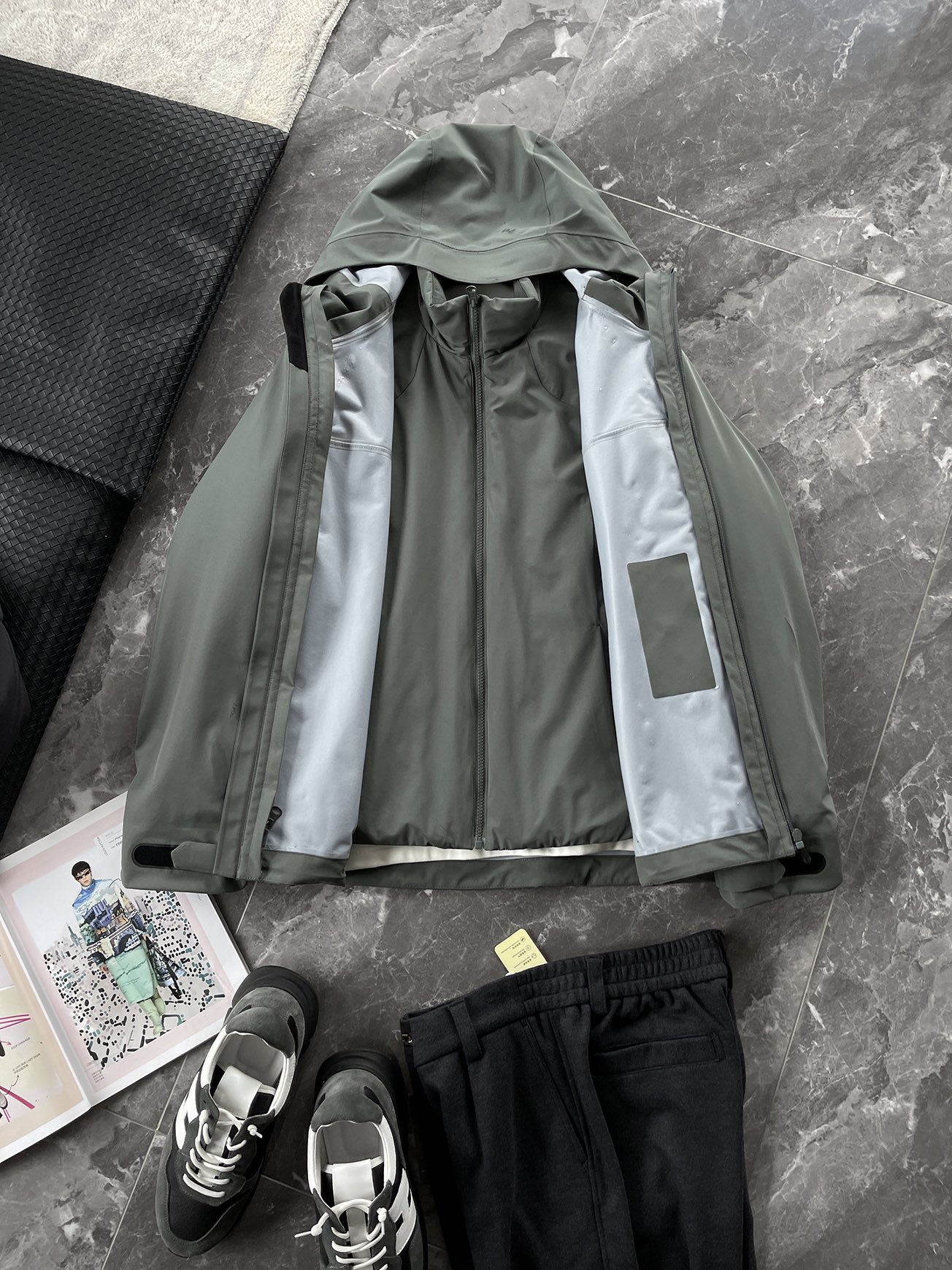 棉服 🆕-这件两件套棉衣，把户外智慧穿进了日常生活 当87.7%锦纶与12.3%氨纶织出四面弹面料，这件