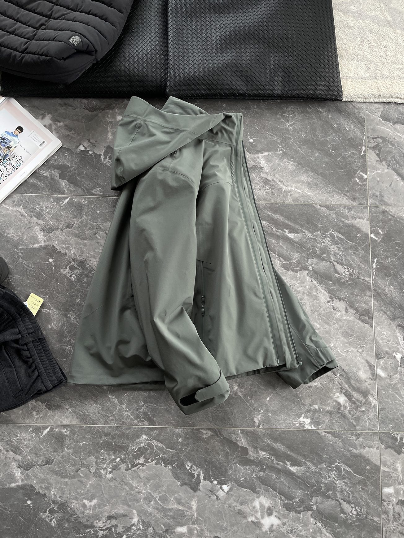棉服 🆕-这件两件套棉衣，把户外智慧穿进了日常生活 当87.7%锦纶与12.3%氨纶织出四面弹面料，这件