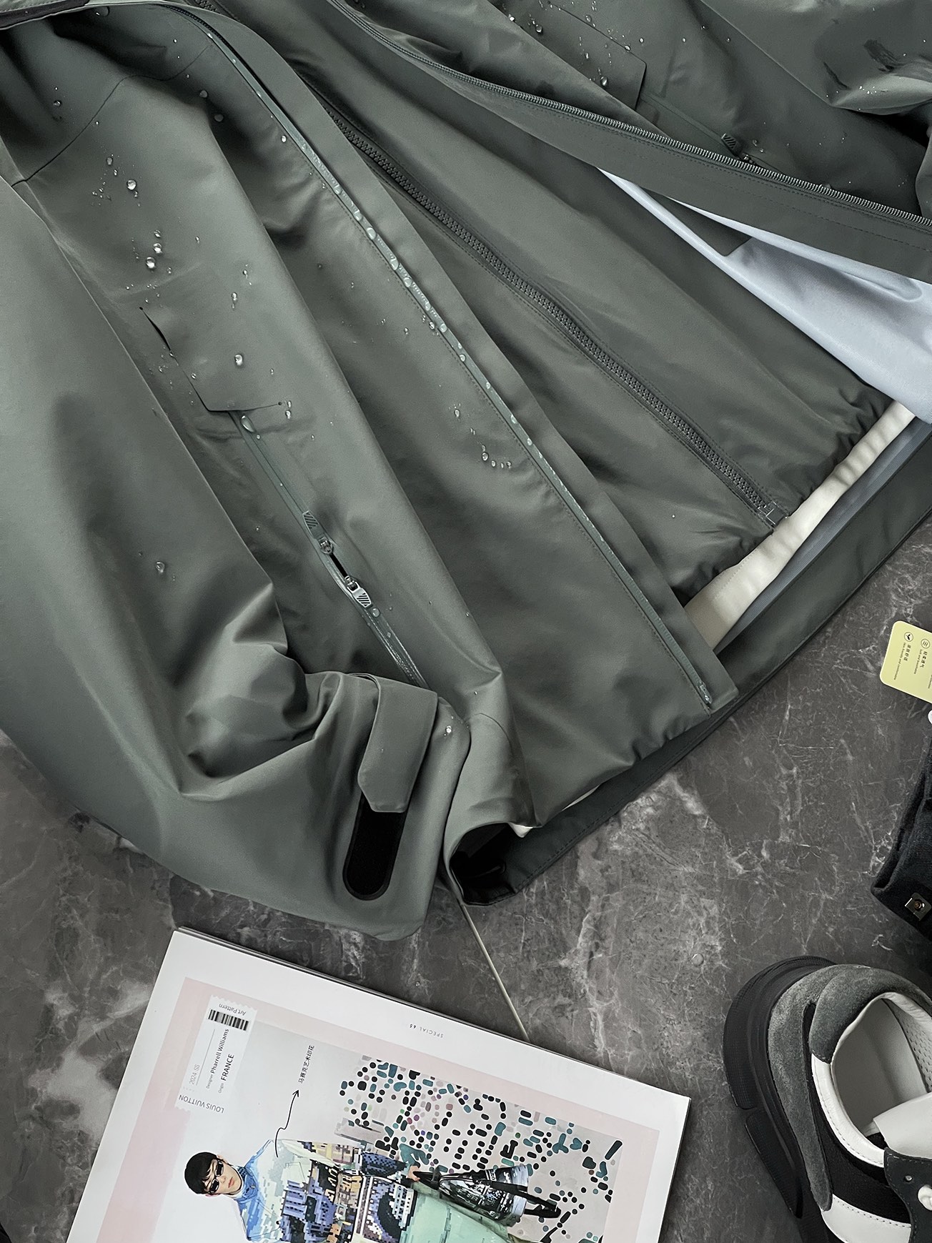 棉服 🆕-这件两件套棉衣，把户外智慧穿进了日常生活 当87.7%锦纶与12.3%氨纶织出四面弹面料，这件