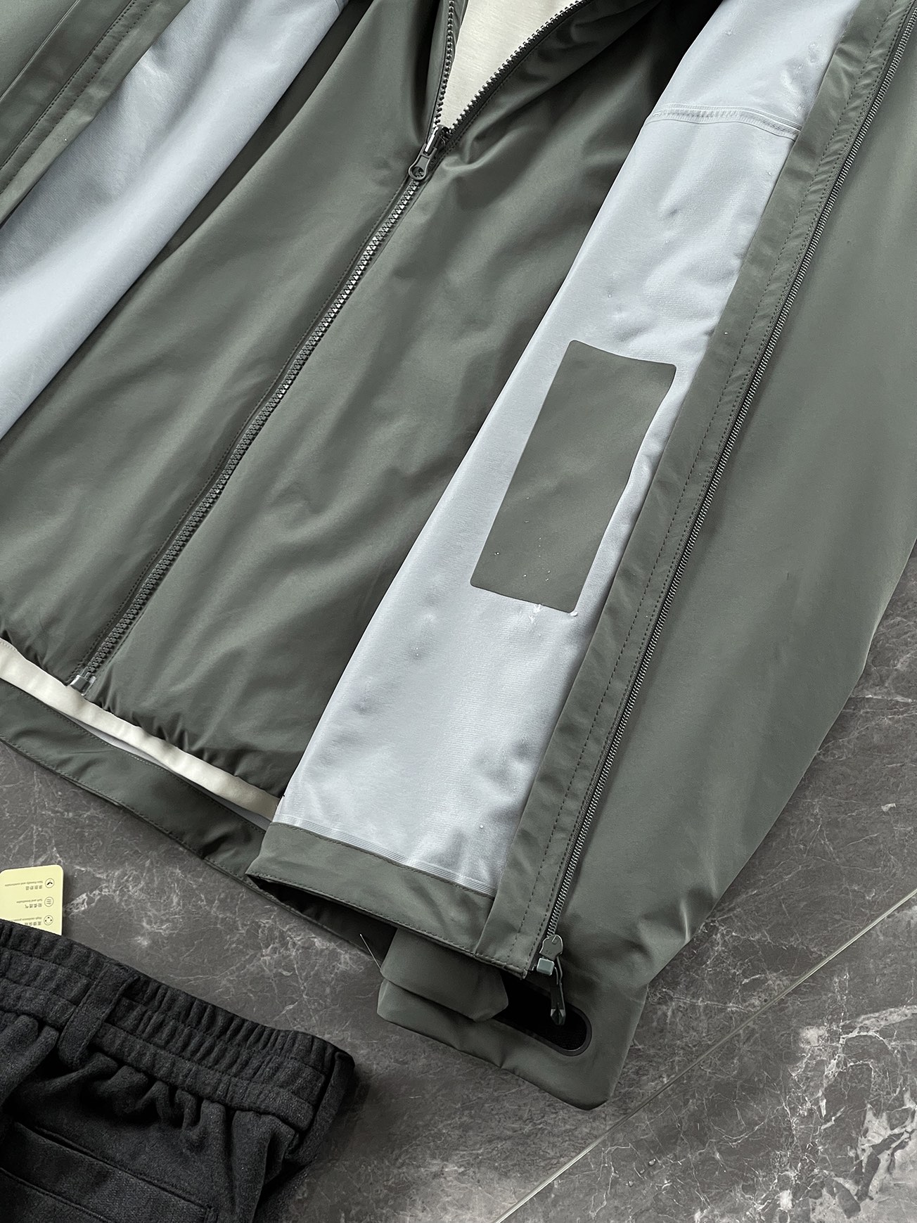 棉服 🆕-这件两件套棉衣，把户外智慧穿进了日常生活 当87.7%锦纶与12.3%氨纶织出四面弹面料，这件