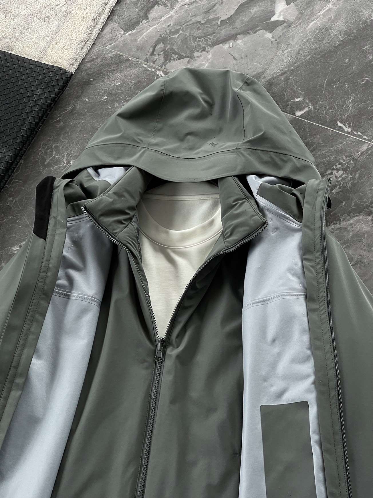 棉服 🆕-这件两件套棉衣，把户外智慧穿进了日常生活 当87.7%锦纶与12.3%氨纶织出四面弹面料，这件