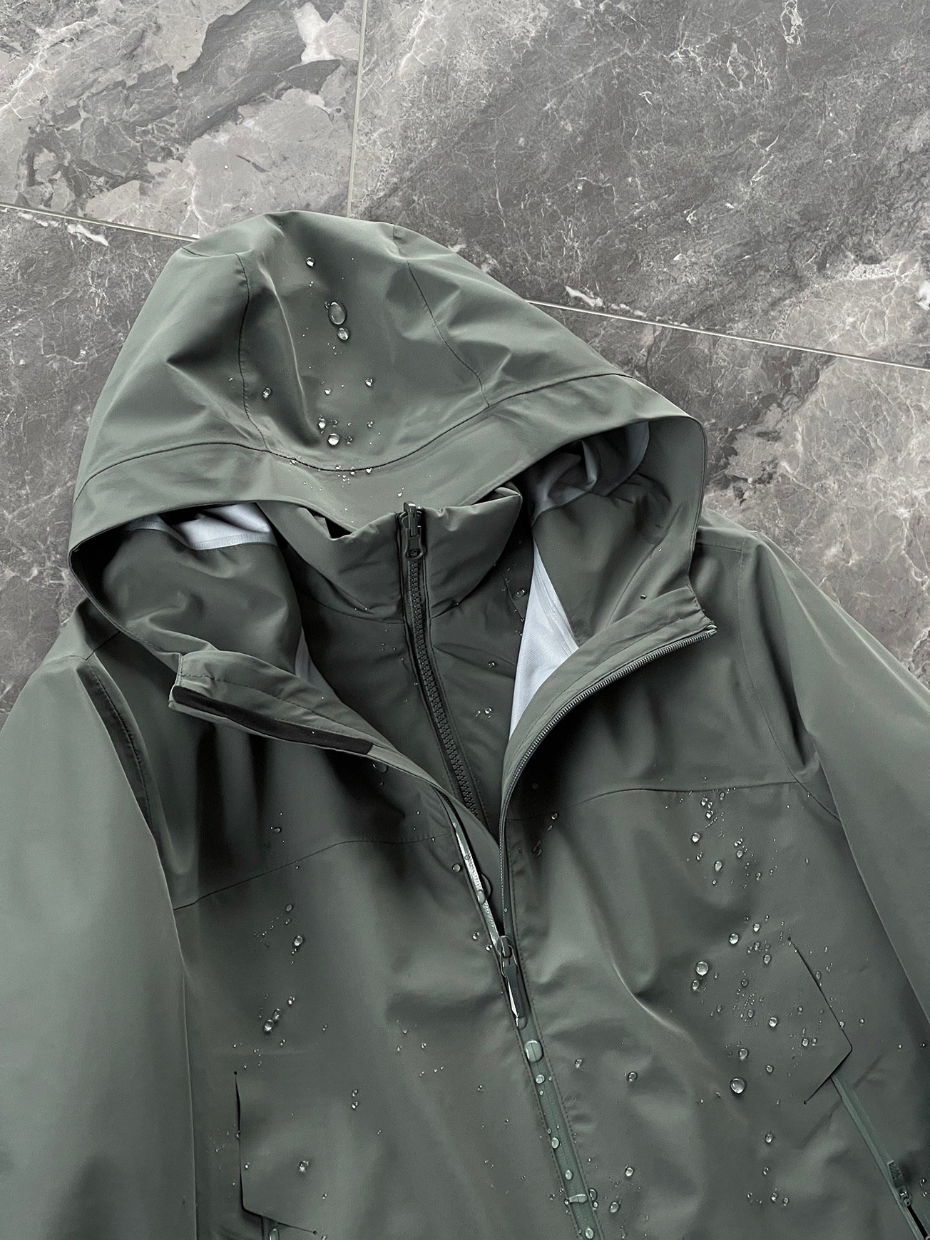 棉服 🆕-这件两件套棉衣，把户外智慧穿进了日常生活 当87.7%锦纶与12.3%氨纶织出四面弹面料，这件