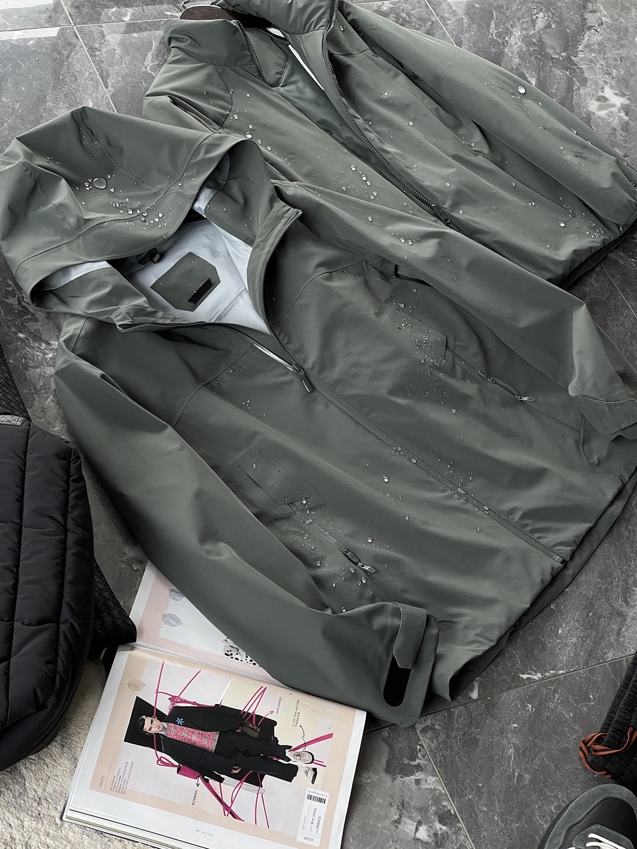 棉服 🆕-这件两件套棉衣，把户外智慧穿进了日常生活 当87.7%锦纶与12.3%氨纶织出四面弹面料，这件