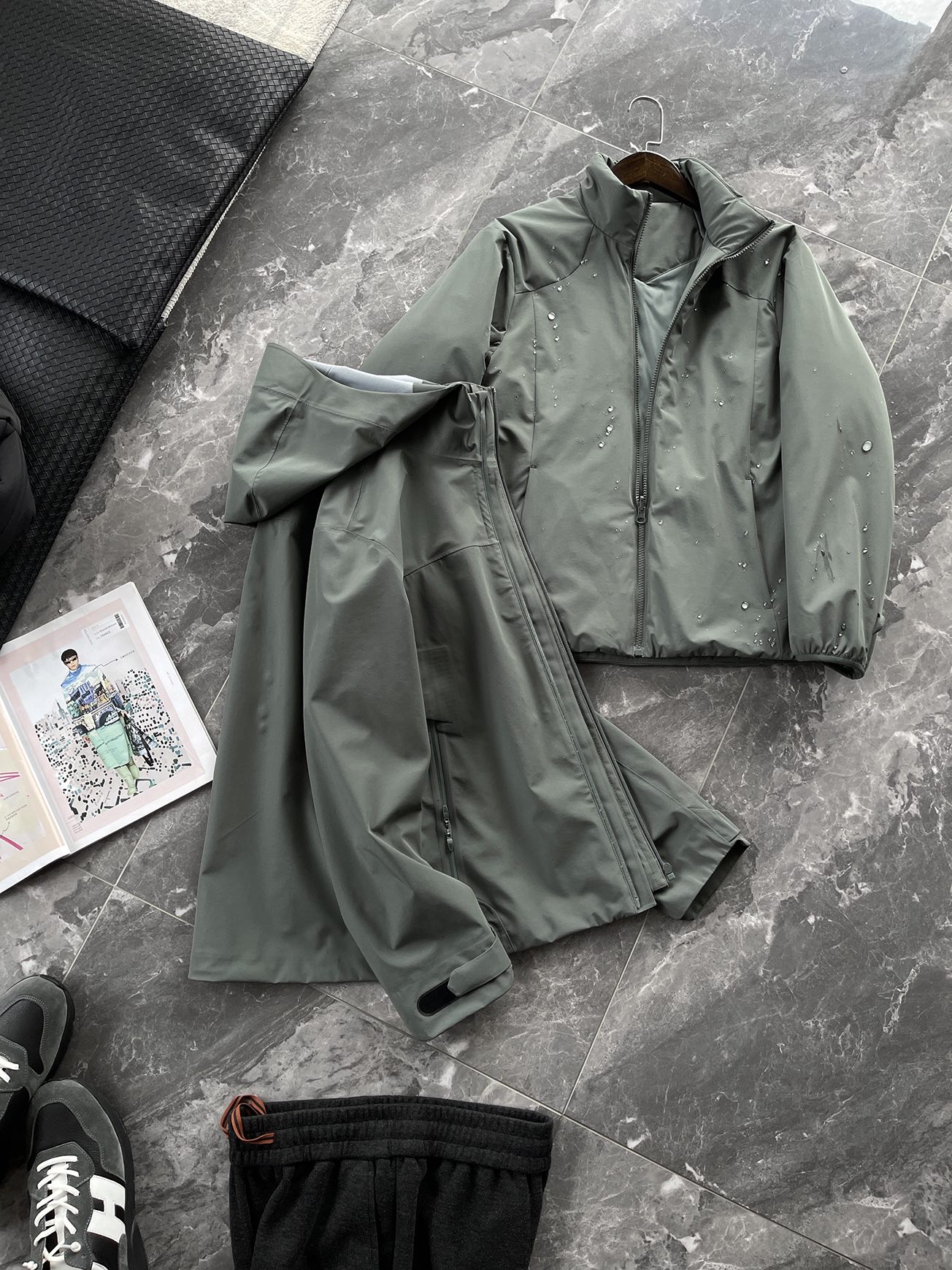 棉服 🆕-这件两件套棉衣，把户外智慧穿进了日常生活 当87.7%锦纶与12.3%氨纶织出四面弹面料，这件