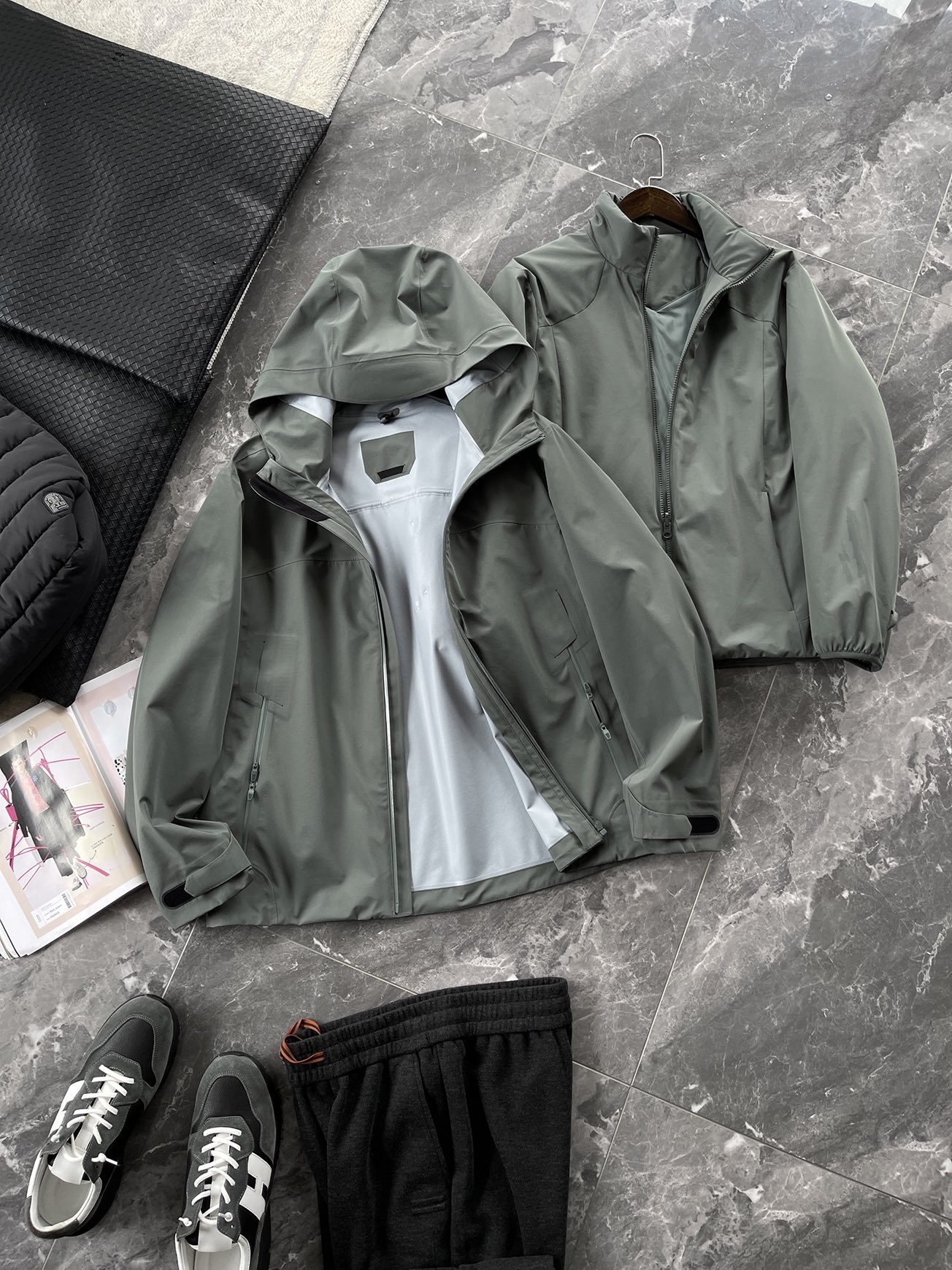 棉服 🆕-这件两件套棉衣，把户外智慧穿进了日常生活 当87.7%锦纶与12.3%氨纶织出四面弹面料，这件