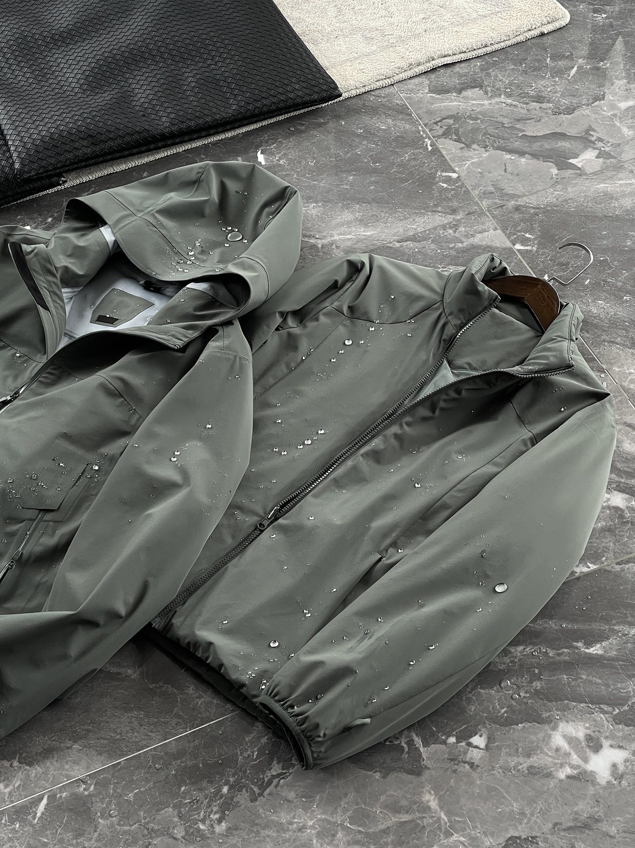 棉服 🆕-这件两件套棉衣，把户外智慧穿进了日常生活 当87.7%锦纶与12.3%氨纶织出四面弹面料，这件