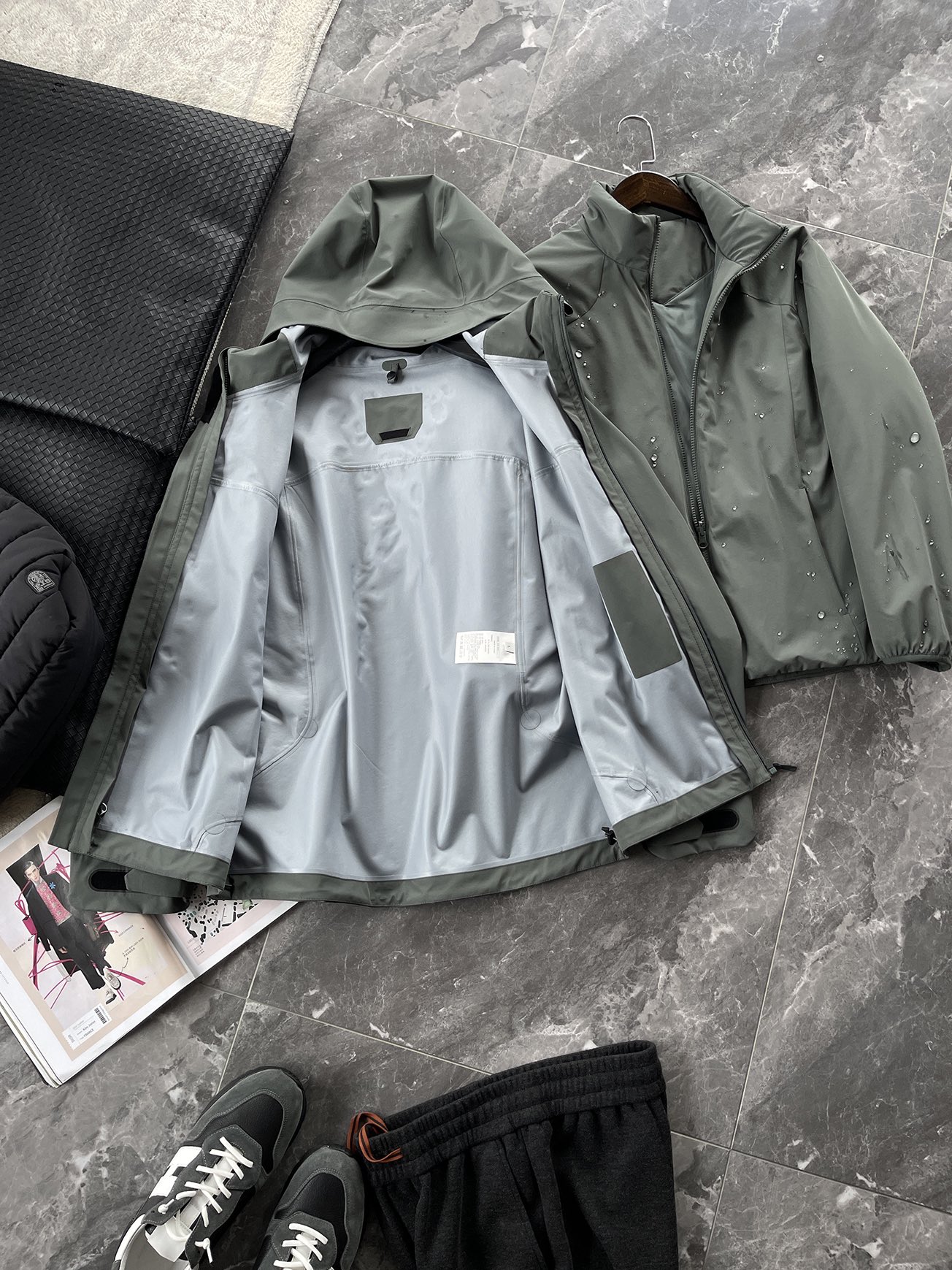 棉服 🆕-这件两件套棉衣，把户外智慧穿进了日常生活 当87.7%锦纶与12.3%氨纶织出四面弹面料，这件